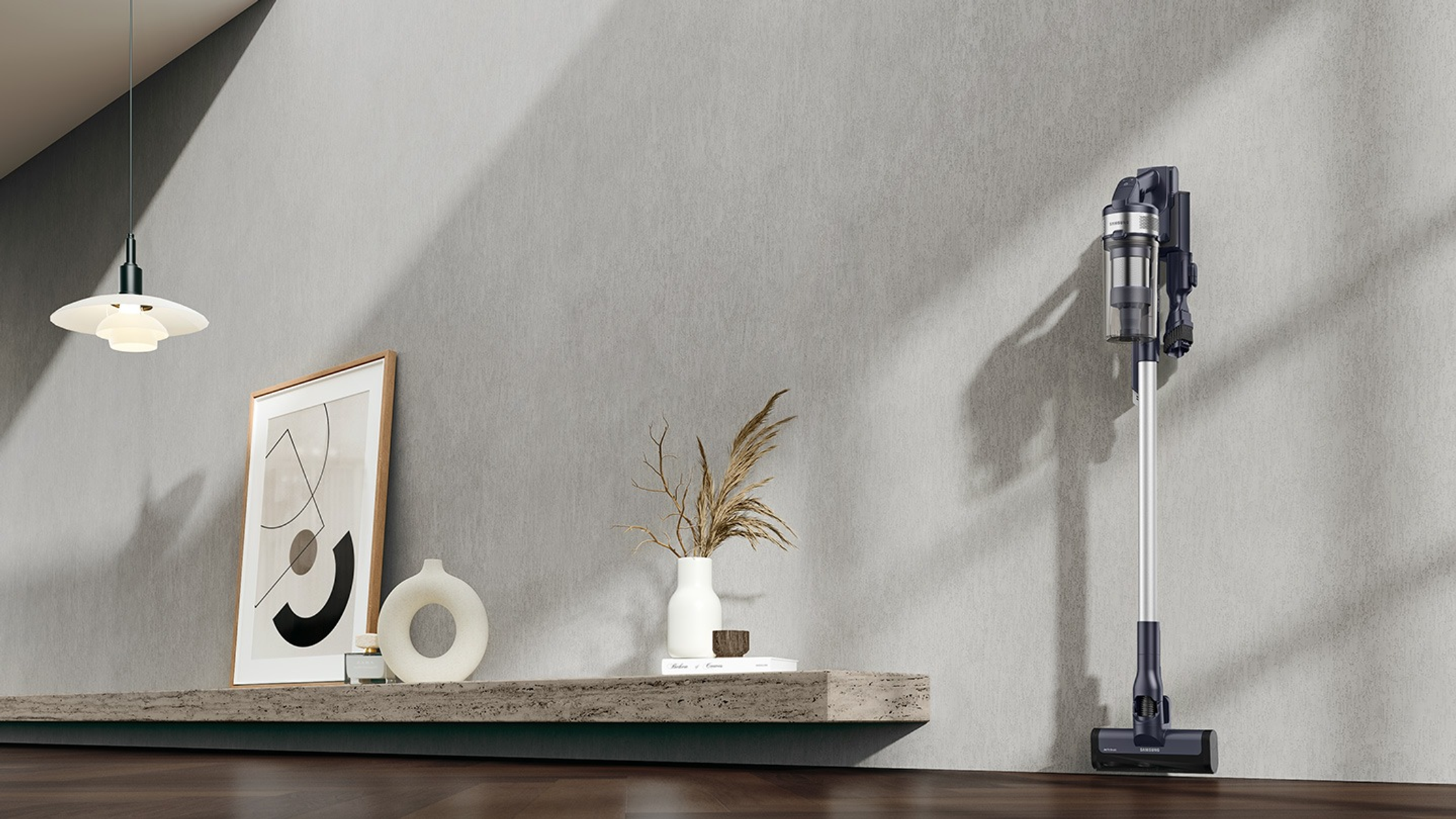 Nowoczesny salon z odkurzaczem przy ścianie. Książki i dekoracje na półce.