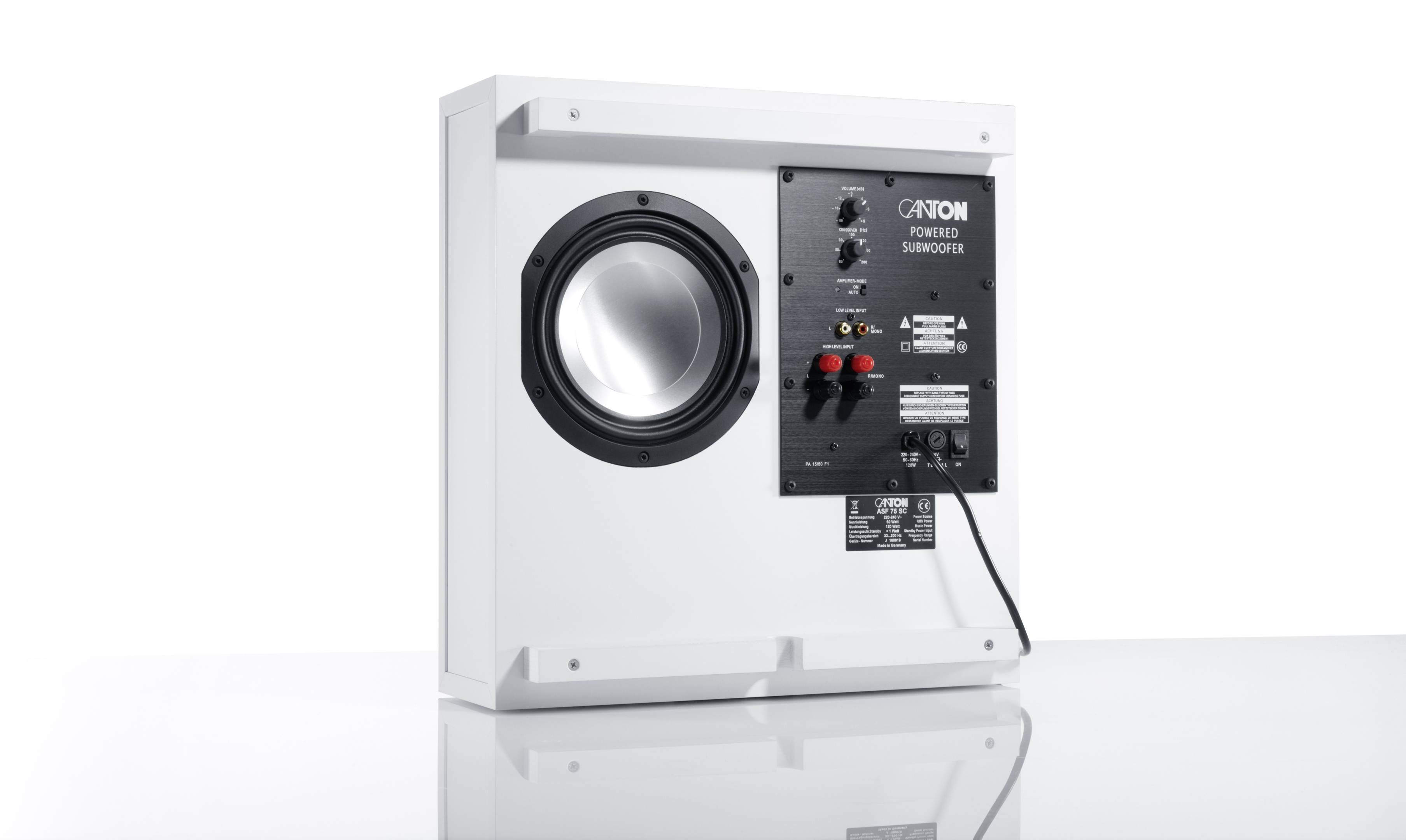 Weißer Subwoofer mit Bedienelementen auf der Rückseite. Schwarzer Lautsprecher vorne.