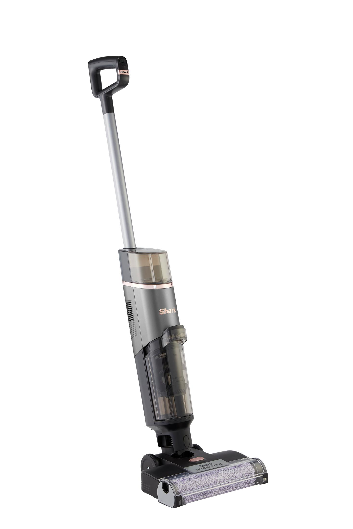 Un aspirateur Shark gris et noir est debout sur un fond blanc.