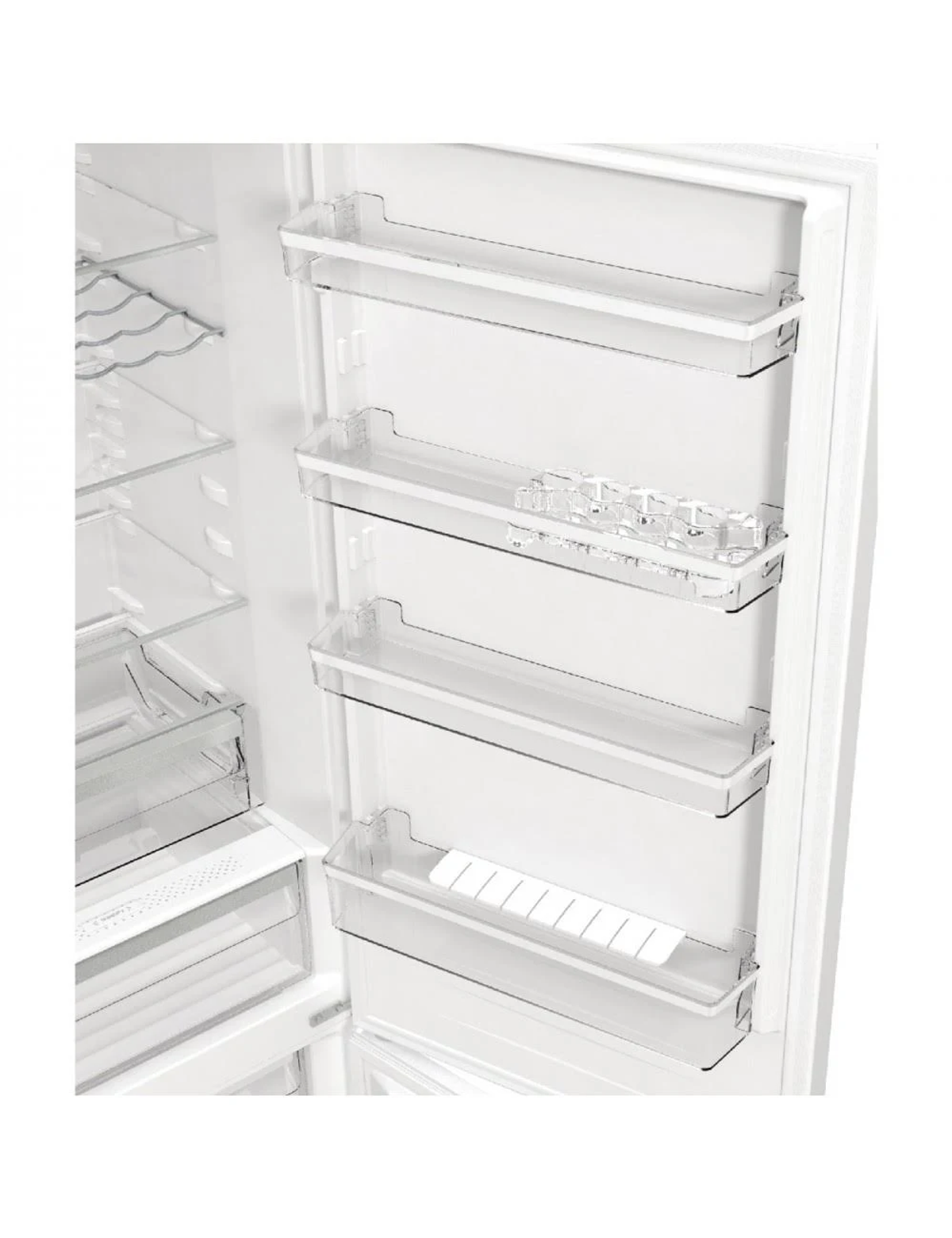 Interior de un refrigerador con estantes transparentes.