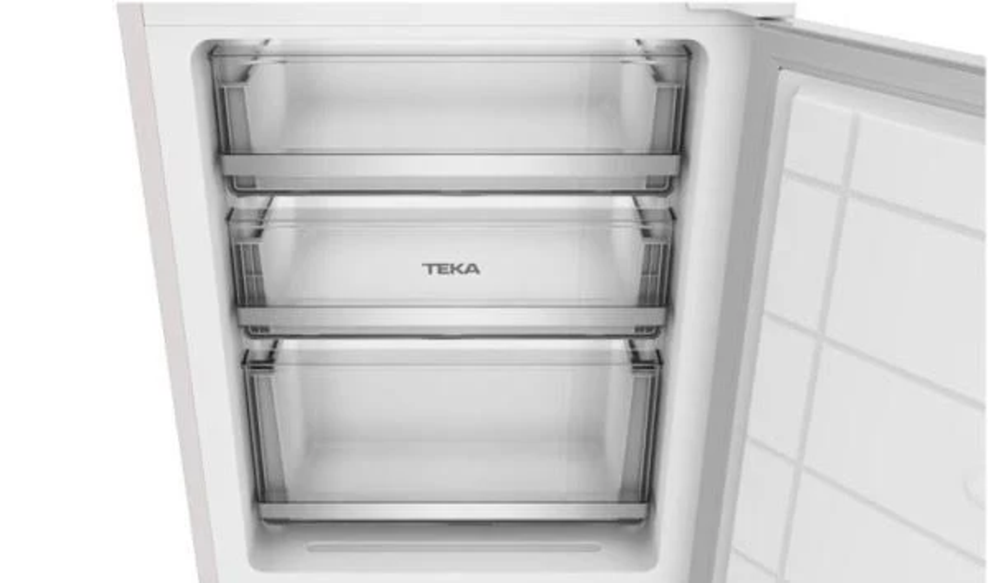 Interior de un frigorífico Teka, con tres cajones transparentes. El logotipo de Teka es visible en el cajón central.