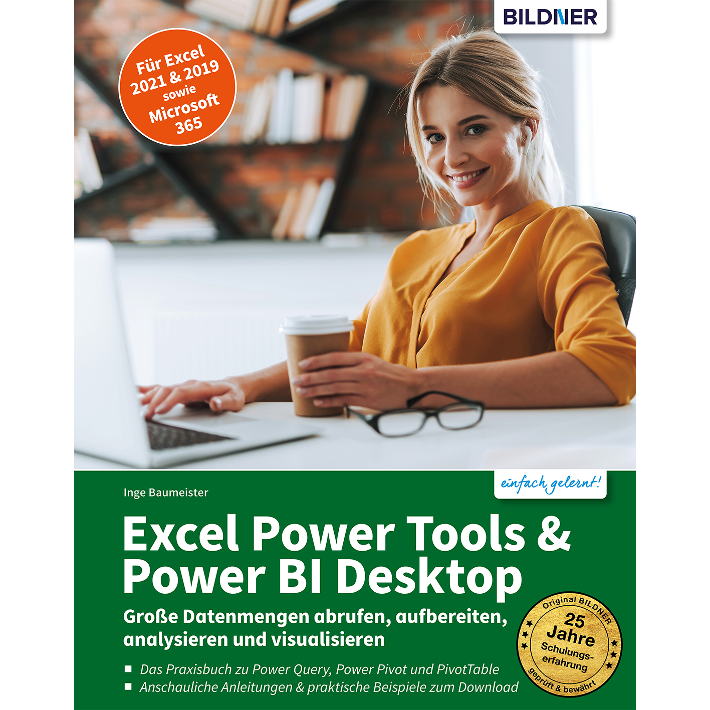 Eine Frau arbeitet an einem Laptop. Ein Buch mit dem Titel Excel Power Tools liegt.