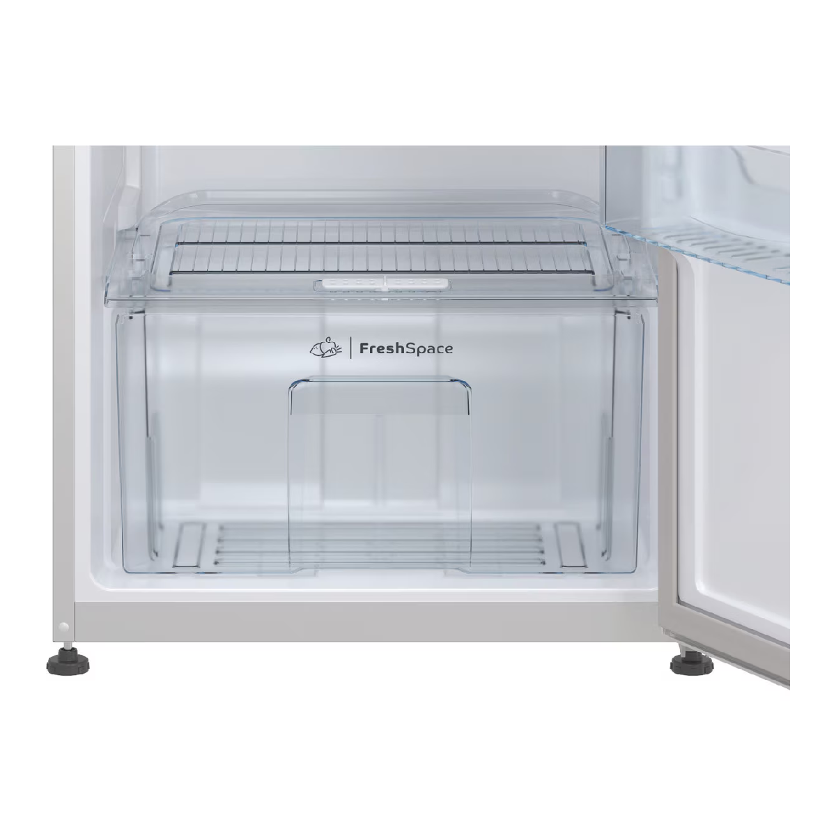 Un primer plano dentro de un refrigerador, que muestra un cajón transparente FreshSpace y una estantería de alambre encima.