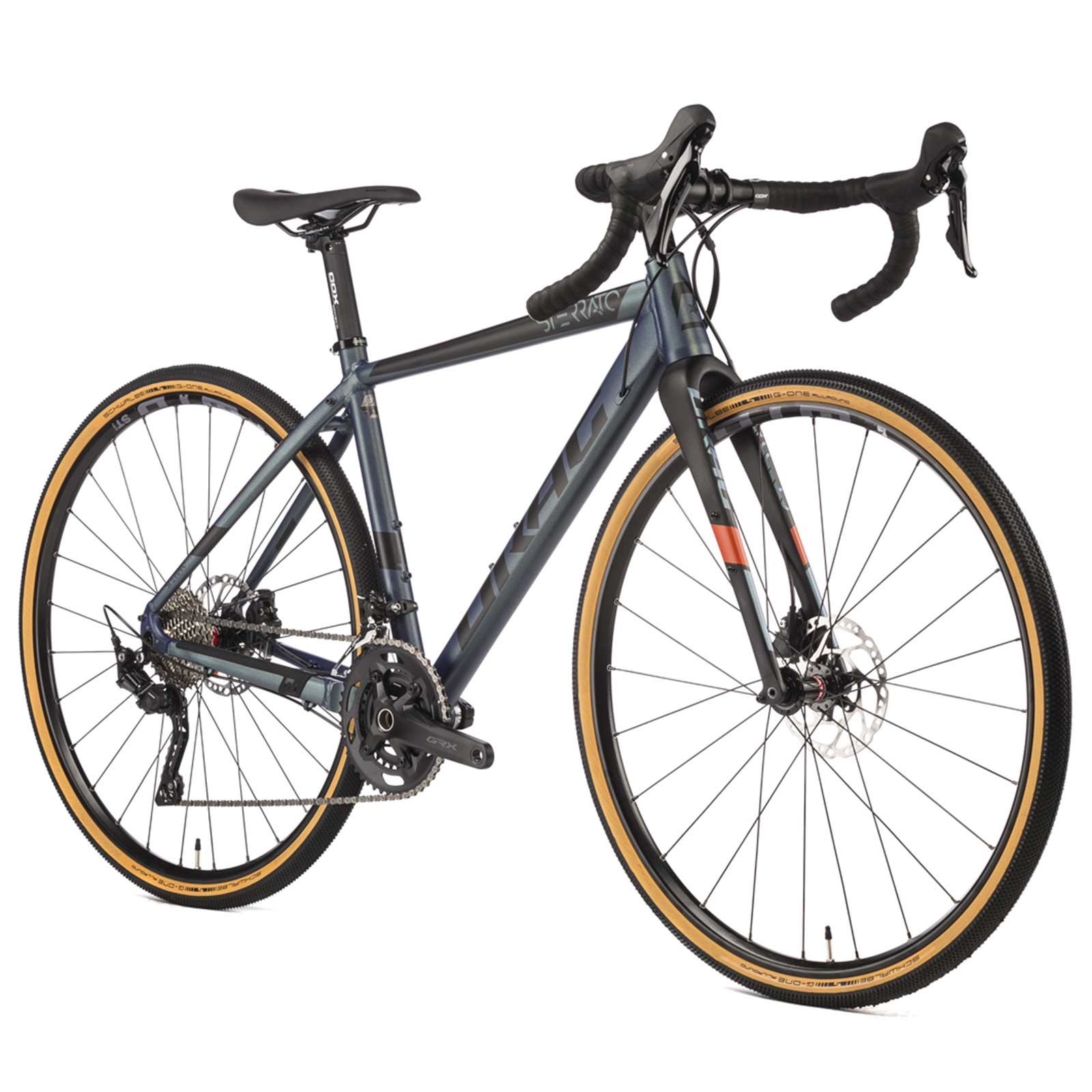 Dunkelgraues Gravel-Bike mit beigefarbenen Reifen auf weißem Hintergrund. Schwarzer Lenker und Sattel.