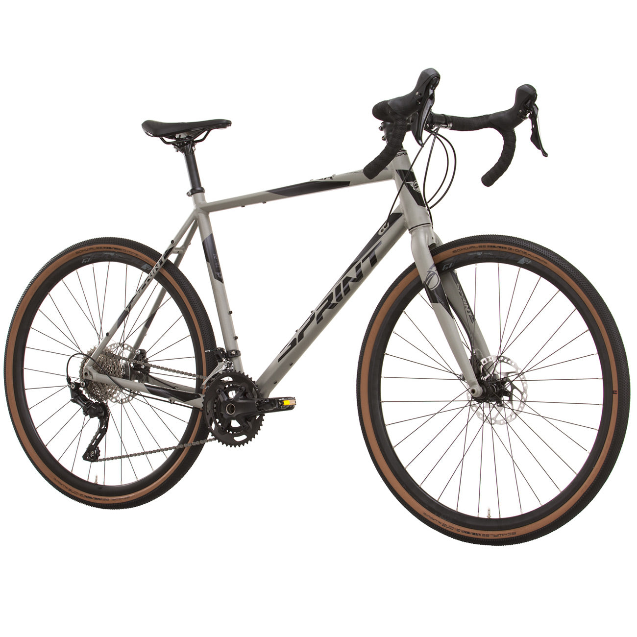 Graues Gravelbike mit braunen Reifen, schwarzem Lenker und schwarzem Sattel. Das Fahrrad ist vor weißem Hintergrund isoliert.