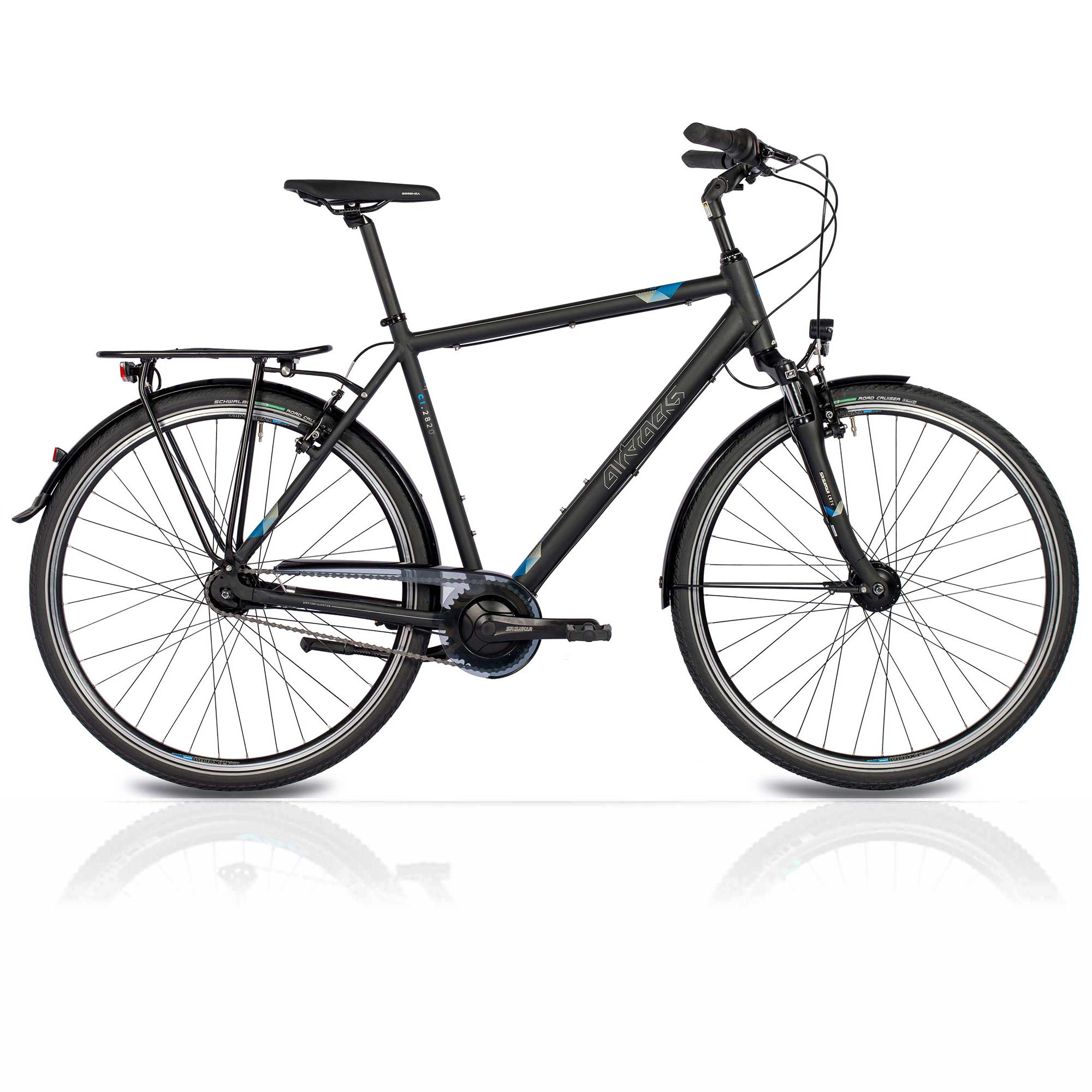 Schwarzes Fahrrad mit blauen Akzenten. Es hat einen Gepäckträger und Schutzbleche; der Hintergrund ist weiß.