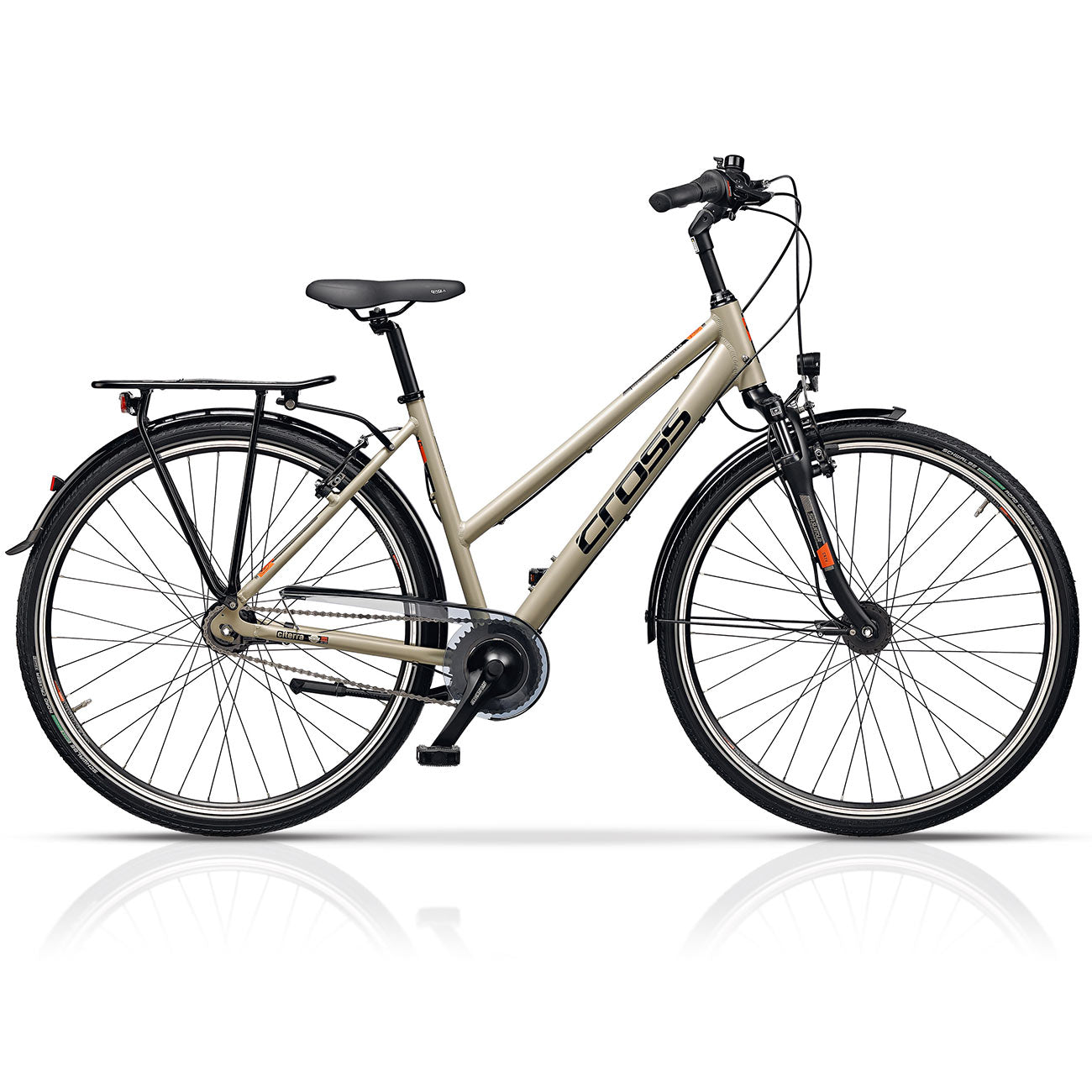 Ein hellgraues Fahrrad mit schwarzen Rädern und einem Gepäckträger, weißer Hintergrund.