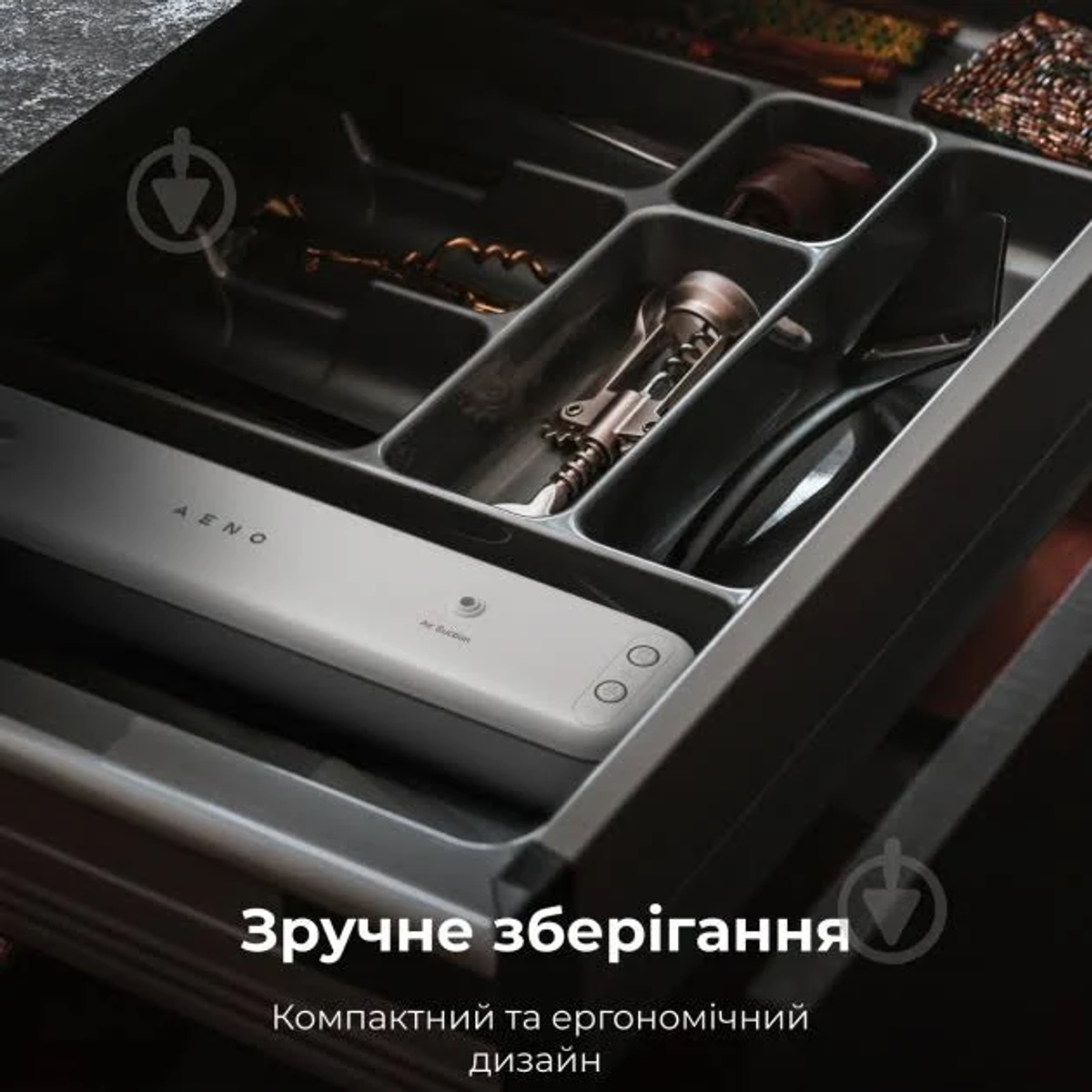Szuflada z uporządkowanymi przyborami: korkociągi, zgrzewarka próżniowa i narzędzia.