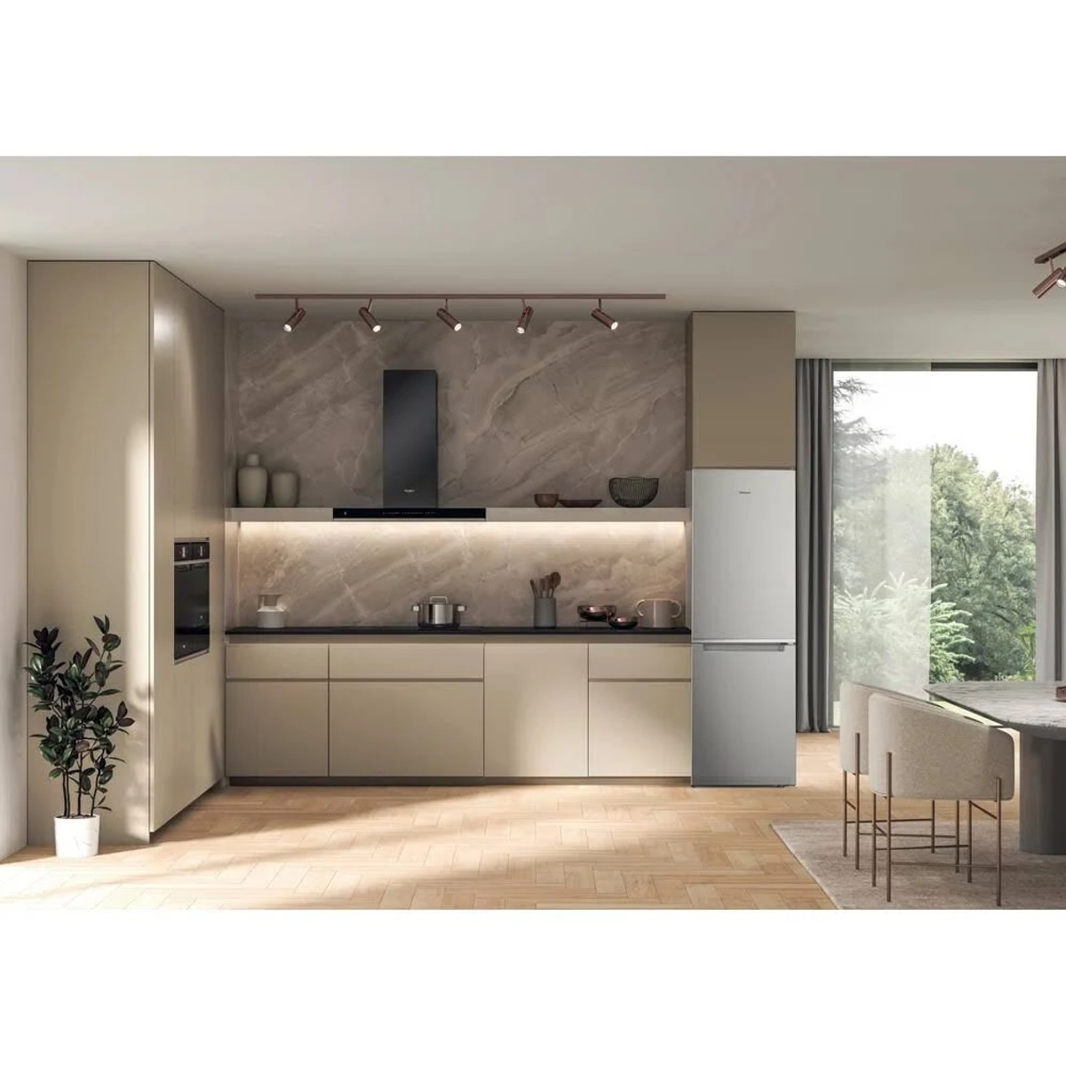 Cocina moderna con armarios, refrigerador y campana extractora negra.