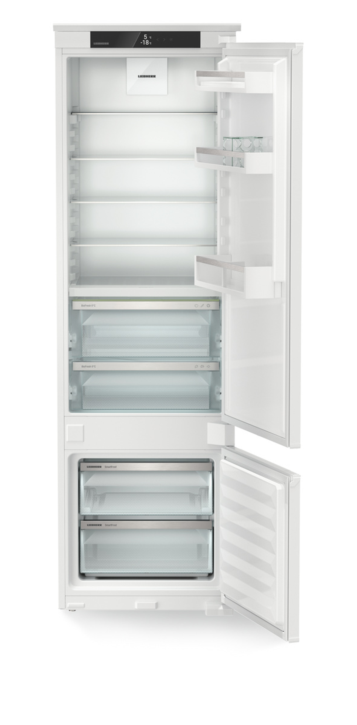 Refrigerador blanco abierto con estantes. Está vacío. La puerta está abierta.