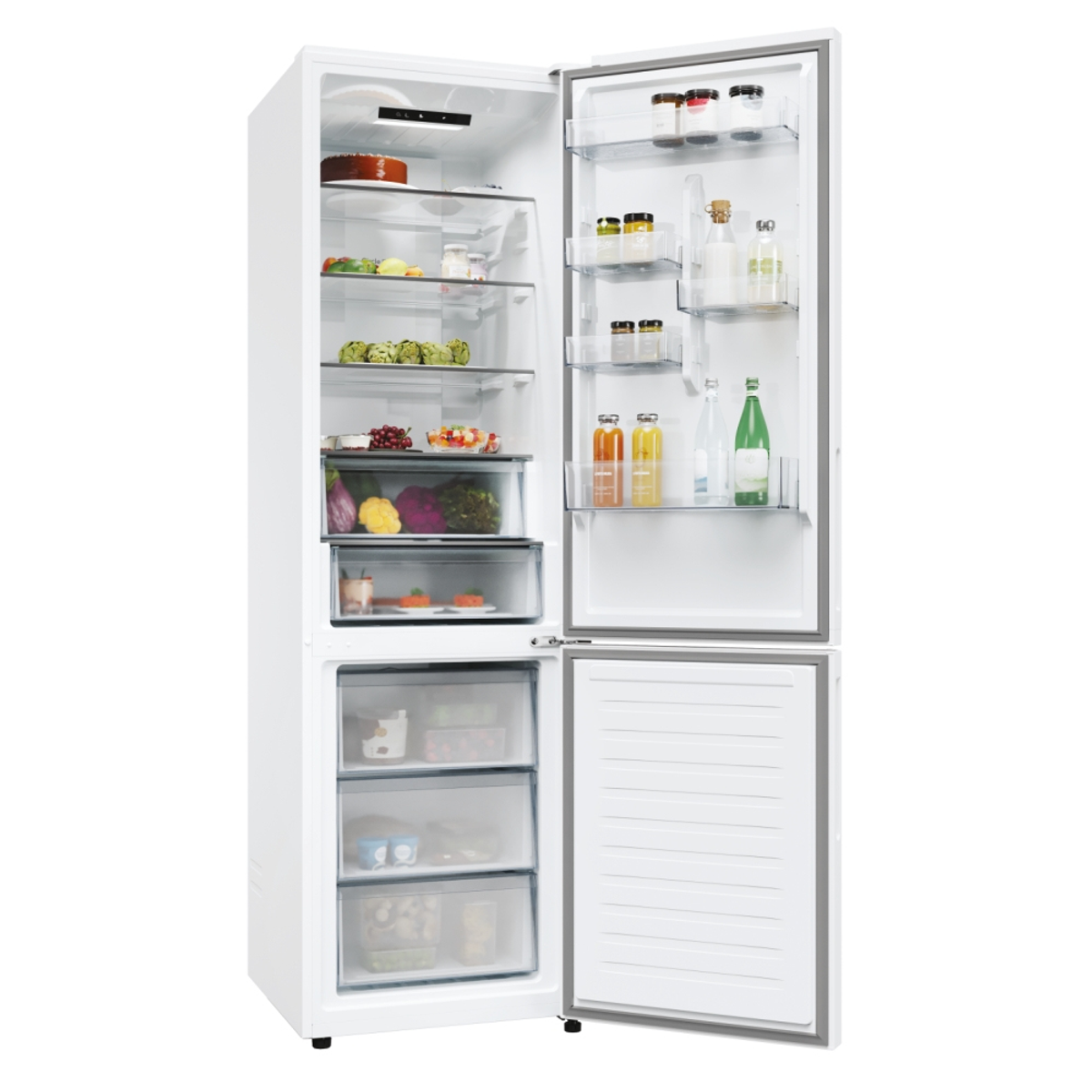 Frigorífico blanco con puerta abierta, mostrando estantes con alimentos y cajones transparentes.