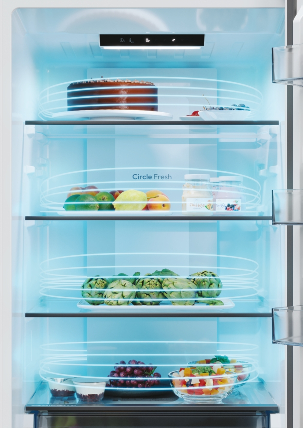 Dentro de un refrigerador con alimentos en estantes con luces azules.