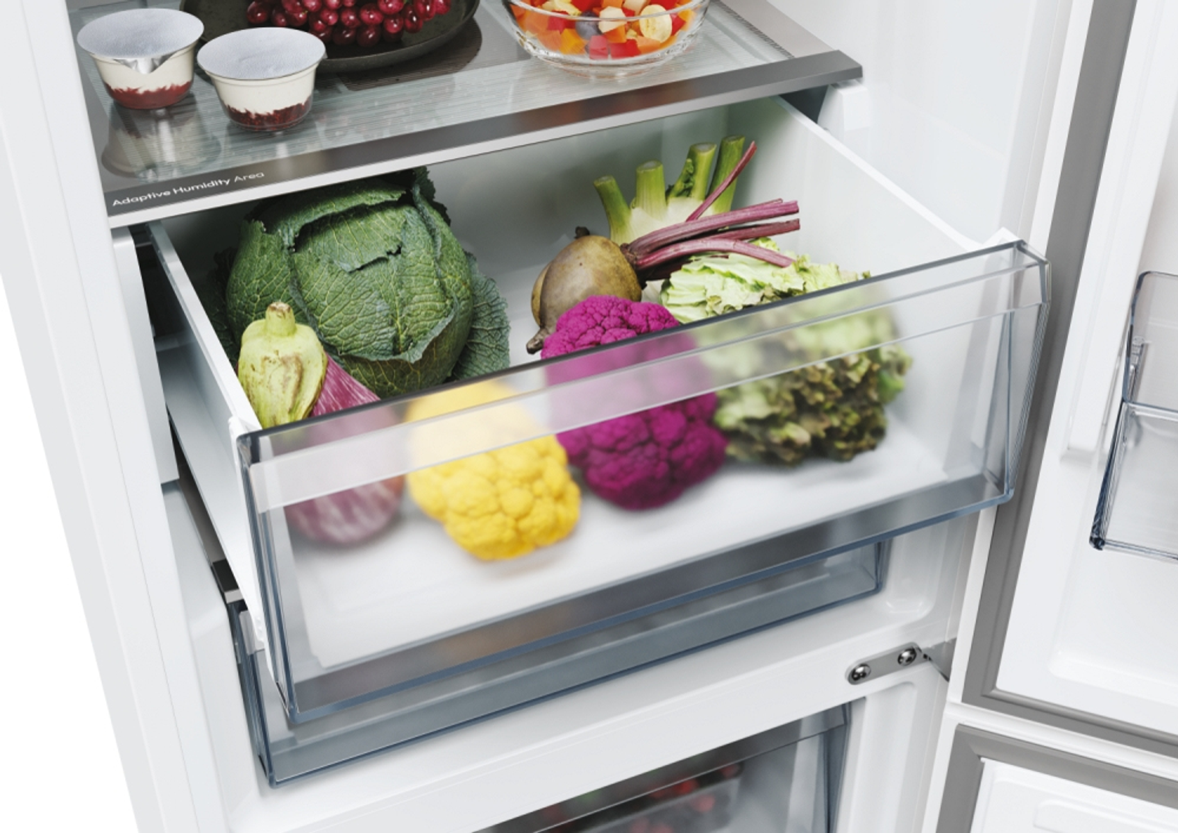 Un cajón de refrigerador lleno de verduras frescas.