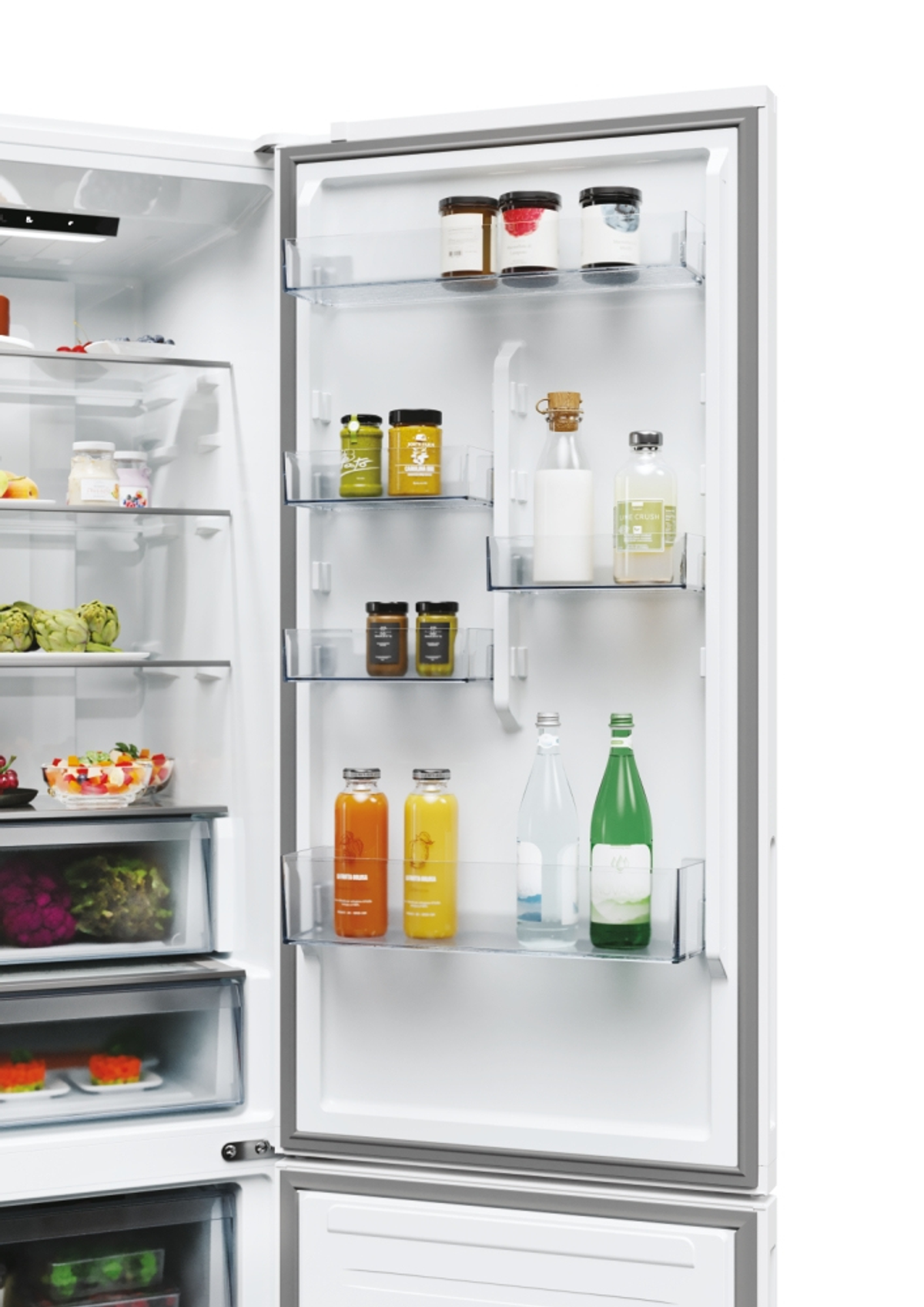 Interior de refrigerador abierto con alimentos en estantes. Se ven frascos, botellas y recipientes. Fondo blanco.