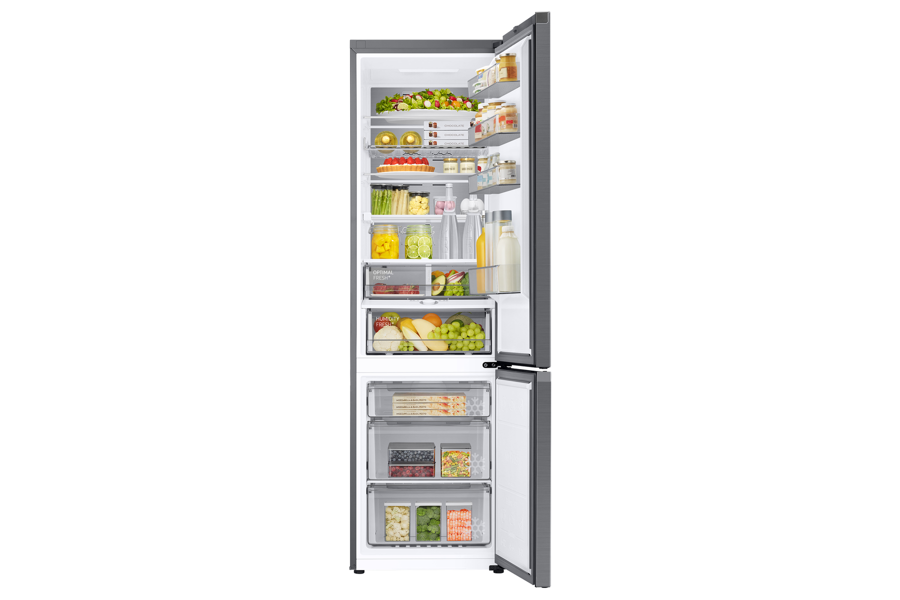 Un frigorifero con la porta aperta, pieno di alimenti. Sfondo bianco.
