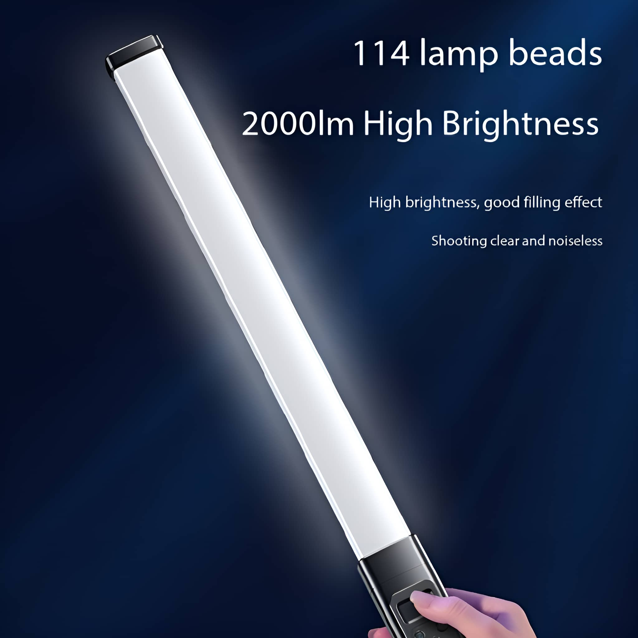 Langer, weißer LED-Lichtstab. Eine Hand hält das schwarze Bedienfeld am Fuß. Text erwähnt Helligkeit.