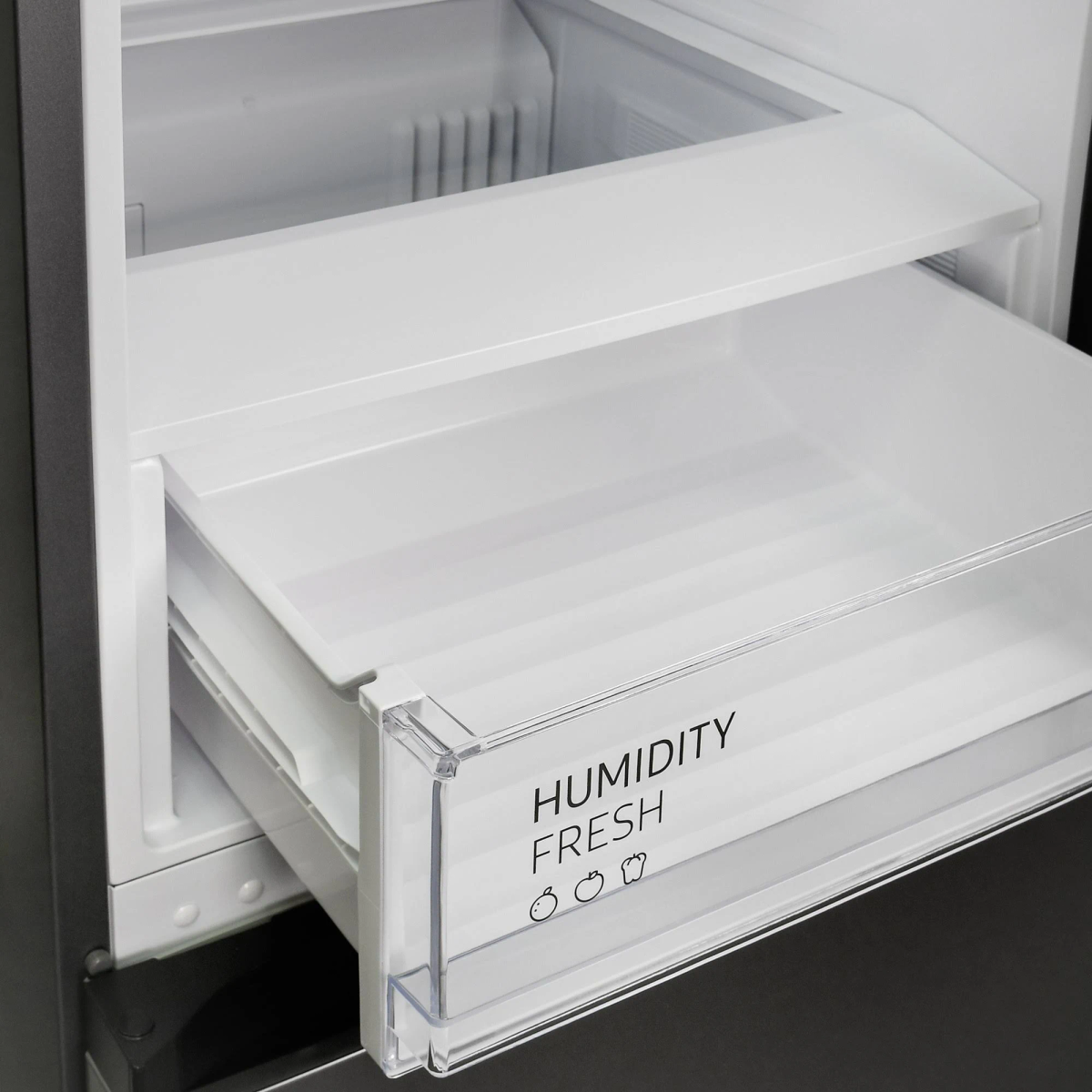 Primo piano di un cassetto del frigorifero con l'etichetta 'HUMIDITY FRESH'.