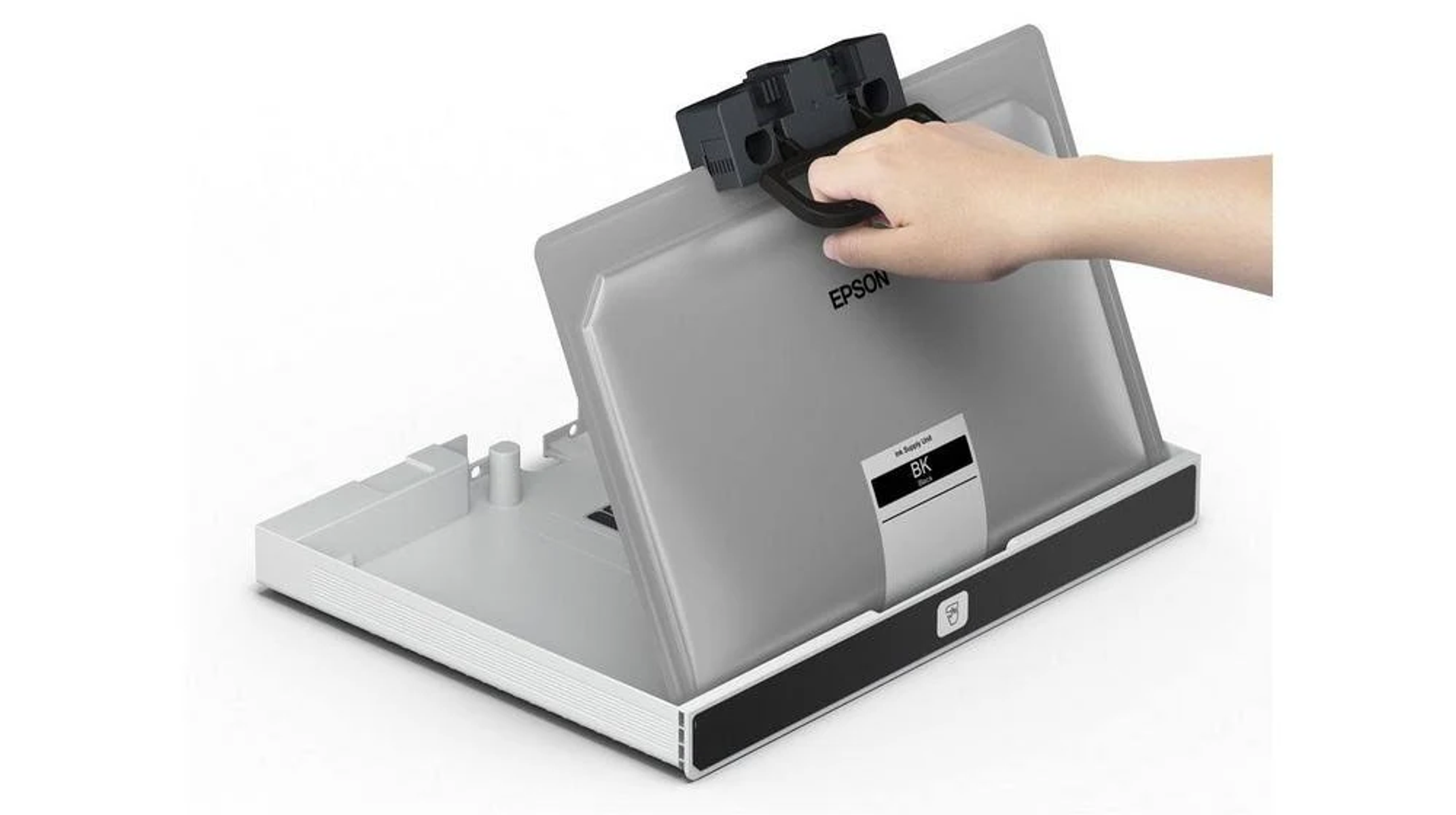 Ręka osoby trzymająca czarny uchwyt, wyciągająca wkład atramentowy z drukarki.
