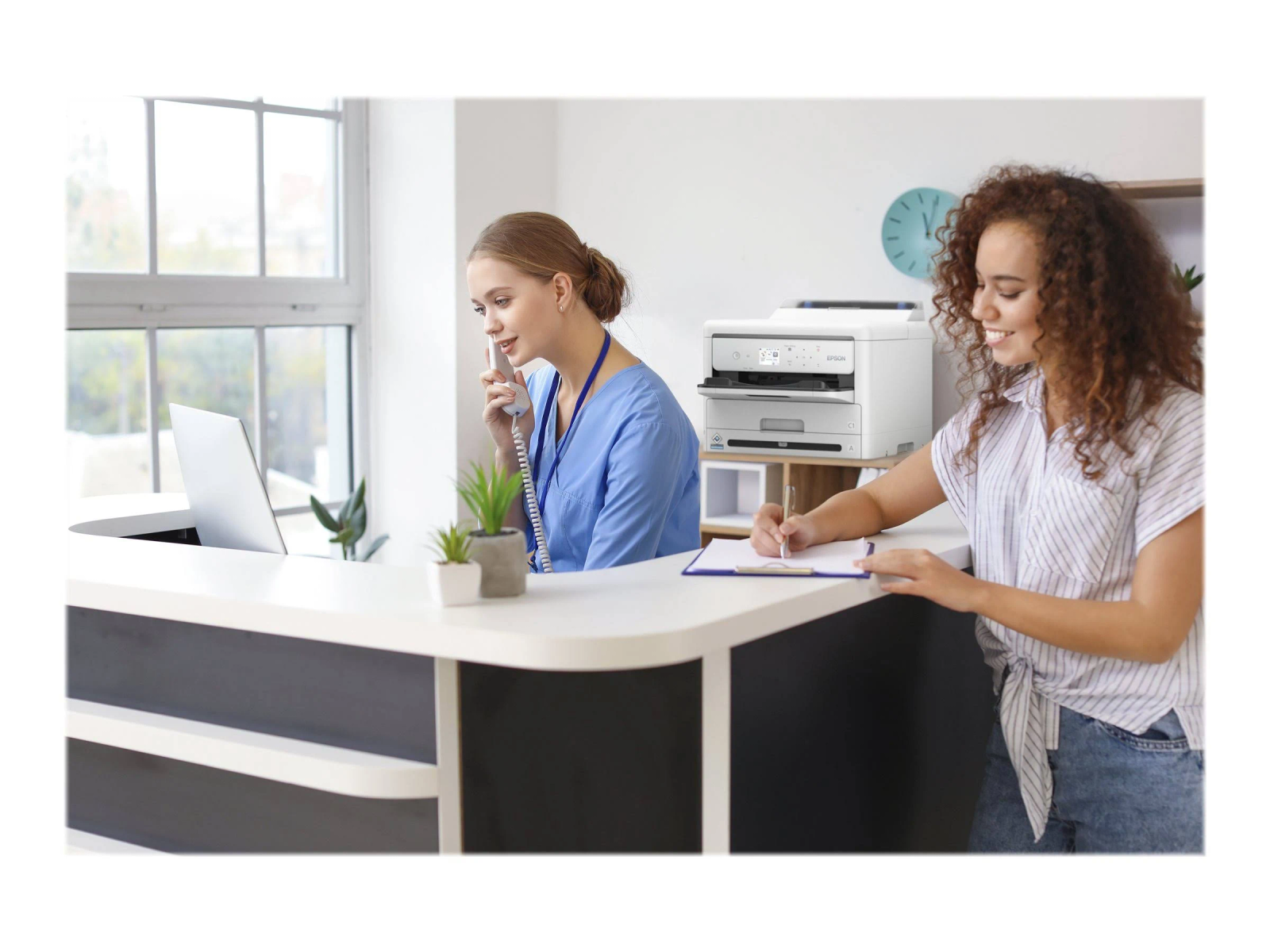 Biało-srebrna maszyna do lodów. Ręka obraca pokrętło z boku maszyny.