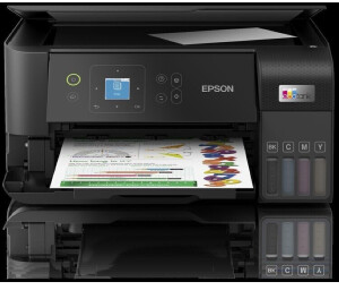 Czarna drukarka Epson z otwartą tacą, papierem w środku i pojemnikami z tuszem z boku. Czarne tło.