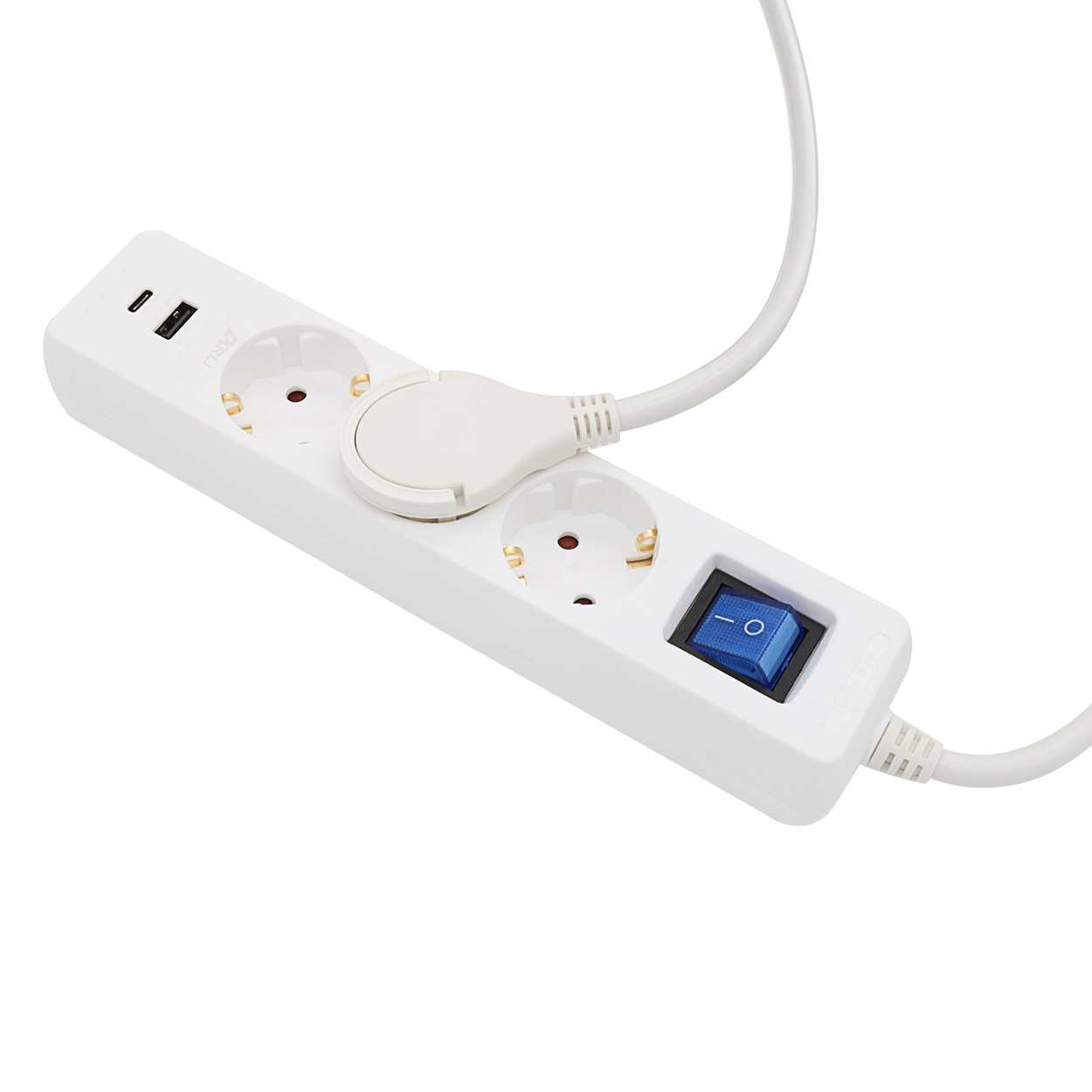 Weiße Steckdosenleiste mit drei Steckdosen, einem Schalter und einem weißen Kabel.