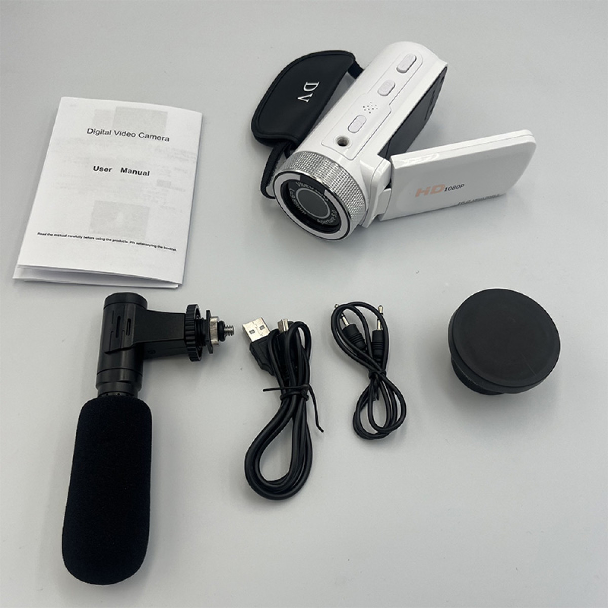 Biała kamera wideo cyfrowa z akcesoriami, w tym mikrofonem i kablami.