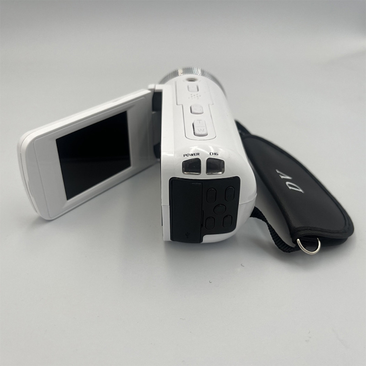 Biała kamera wideo z otwartym ekranem i czarnym paskiem.