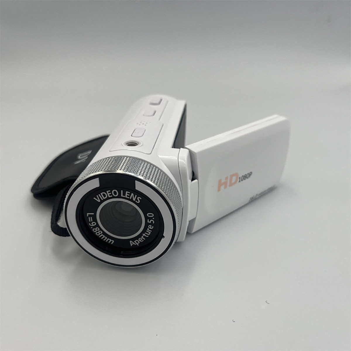 Biała kamera wideo HD 1080P ze srebrnym obiektywem i rozłożonym ekranem. Tło jest białe.