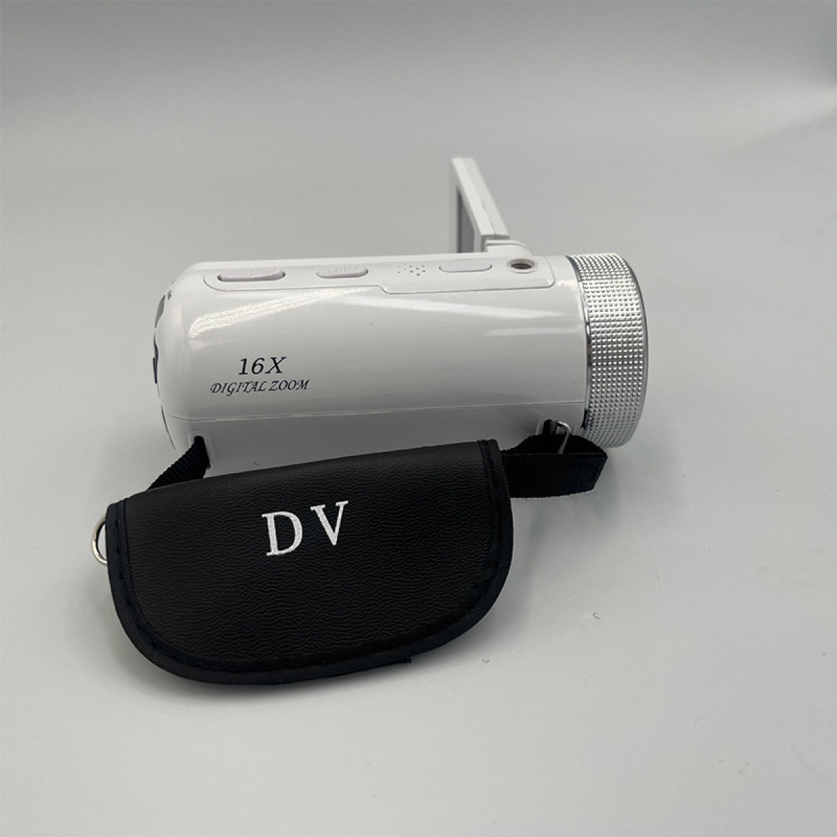 Biała kamera wideo z czarnym etui z napisem 'DV'.