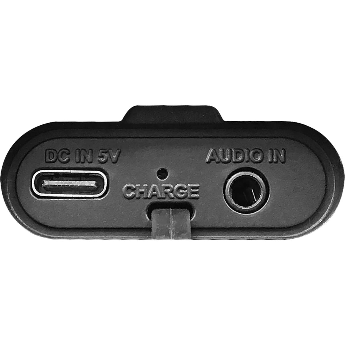 Schwarzes Gerät mit USB-, Audio- und Ladeeingängen. Das Gerät befindet sich auf einer schwarzen Oberfläche.