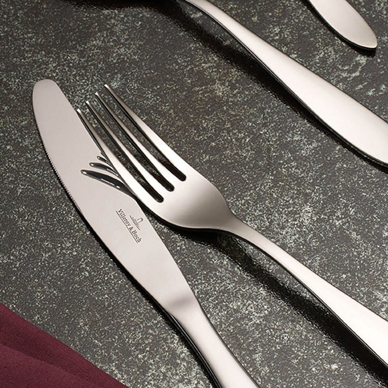 Messer und Gabel auf dunkler Oberfläche, Nahaufnahme mit Villeroy & Boch Logo.