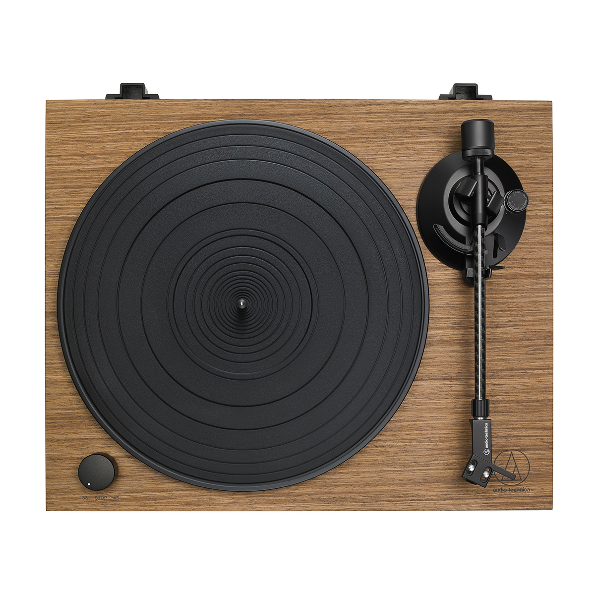 Vista superior de un tocadiscos de madera. Tocadiscos negro, brazo fonocaptor negro.