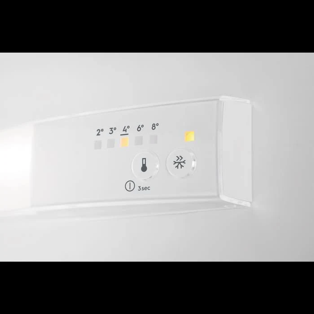 Panel de control blanco con ajustes de temperatura y botones para un refrigerador.