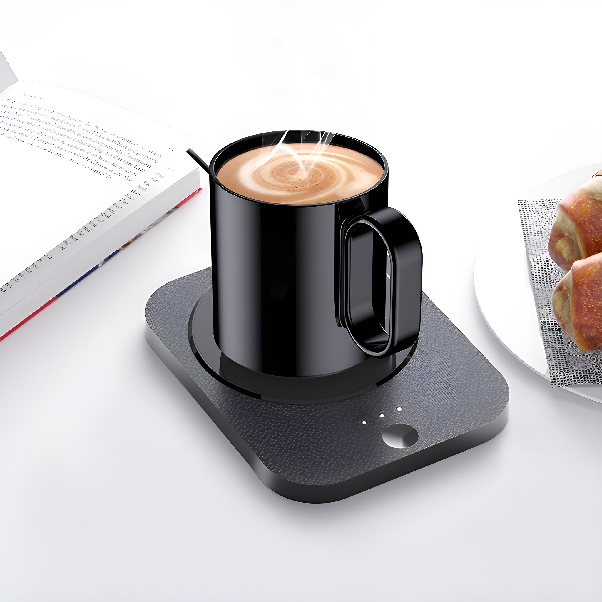 Schwarzer Becher auf einem schwarzen Untersetzer, mit einem Buch und Essen im Hintergrund.