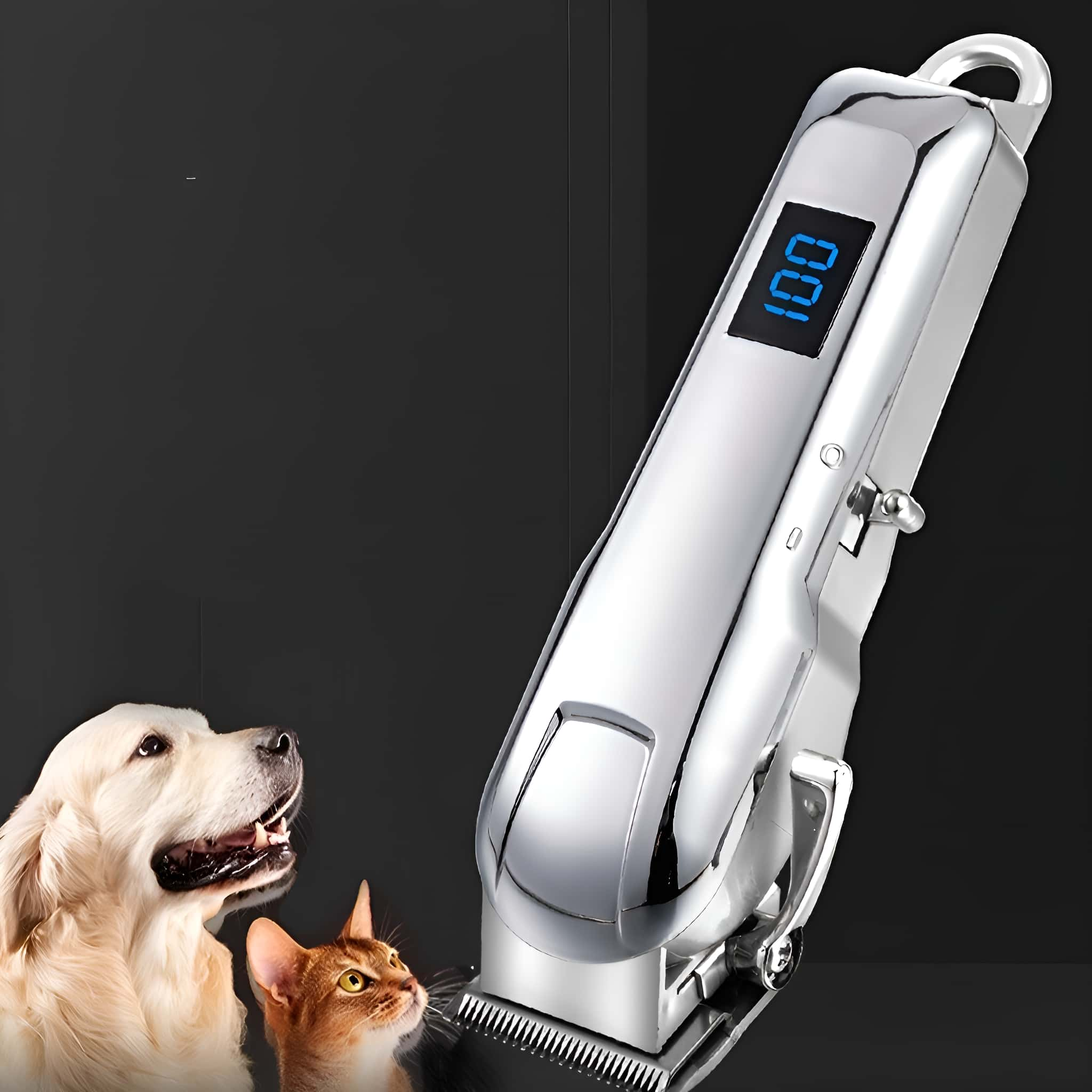 Silberner Tierhaarschneider mit Digitalanzeige, mit einem Hund und einer Katze im Vordergrund.