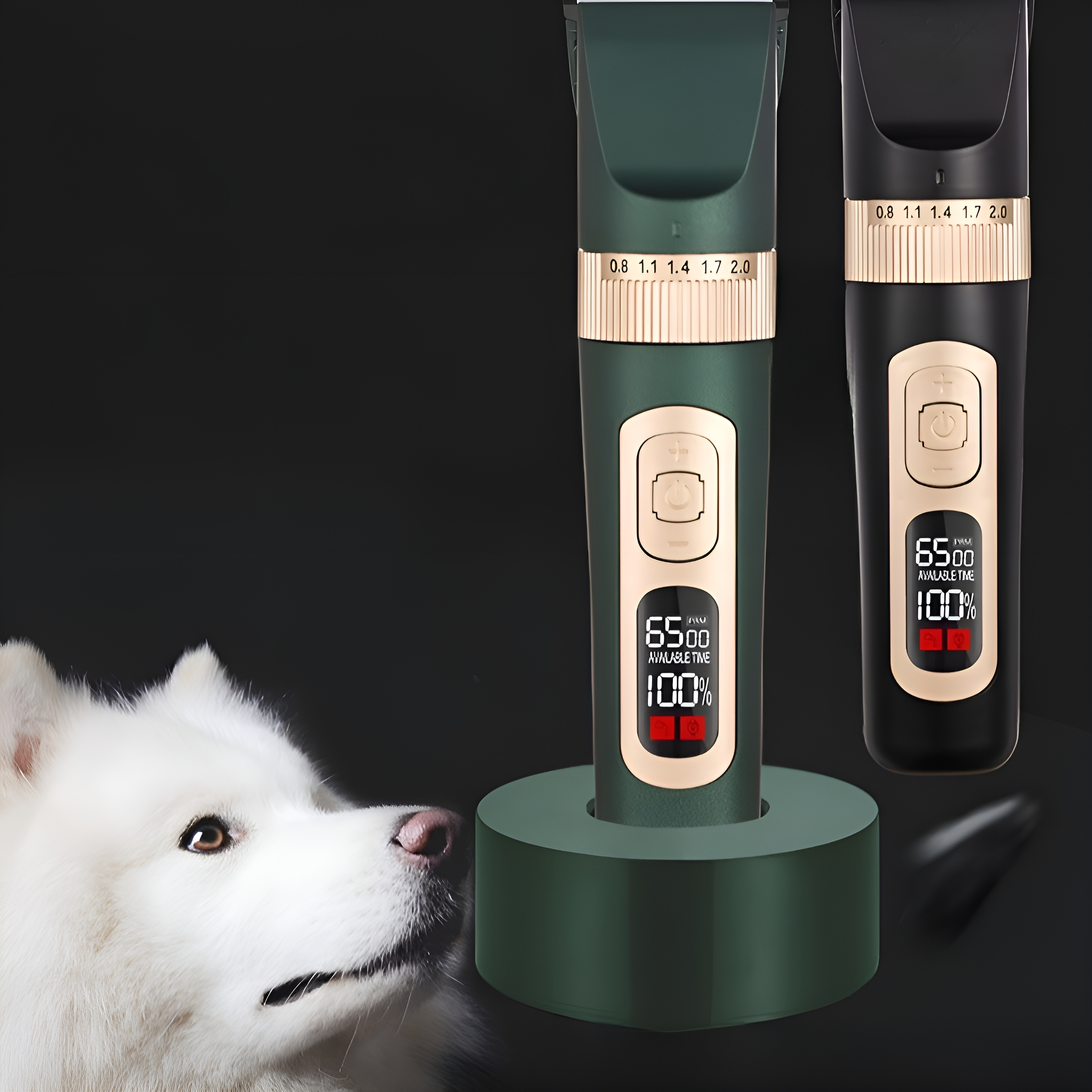 Zwei grüne und goldene Haarschneidemaschinen werden neben einem weißen Hund gezeigt. Die Schermaschinen stehen auf einem Ständer.