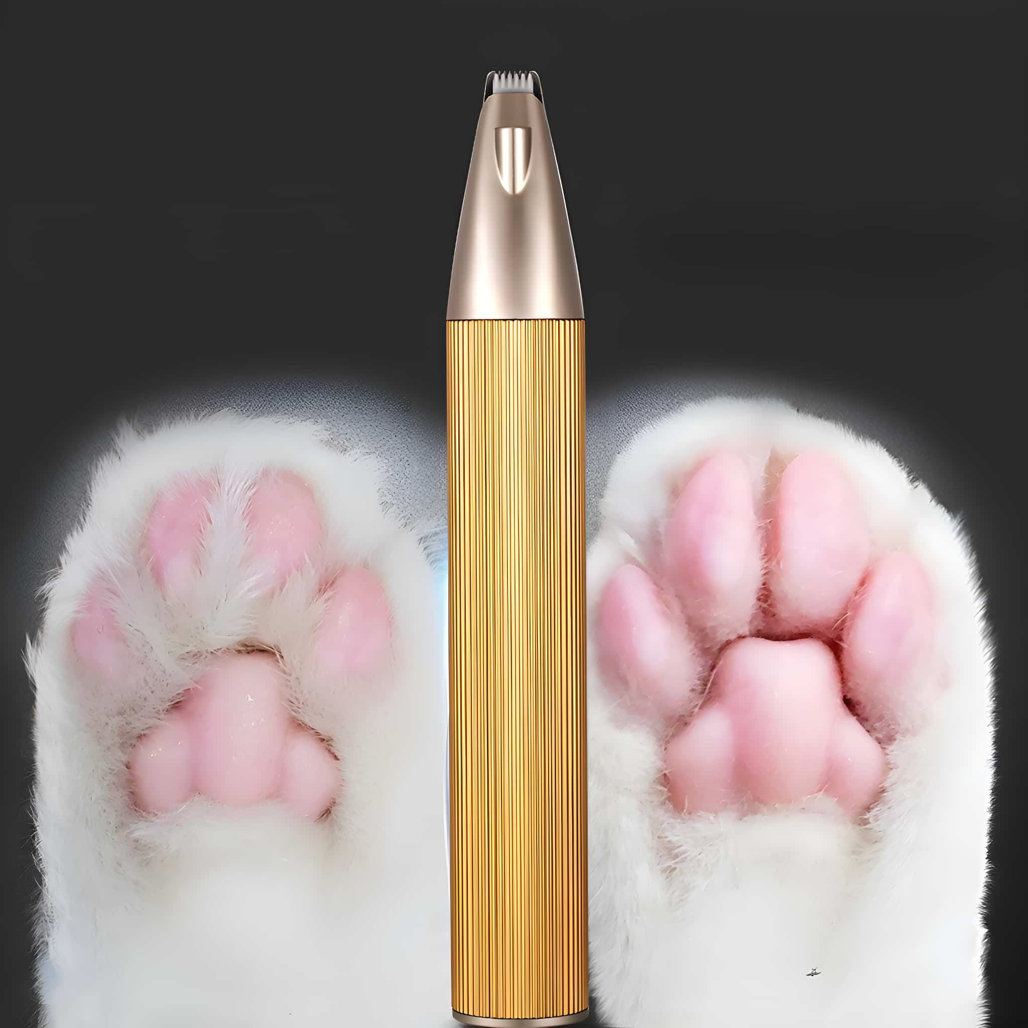 Ein goldener Nasenhaartrimmer zwischen zwei flauschigen weißen Katzenpfoten mit rosa Ballen und schwarzen Krallen.