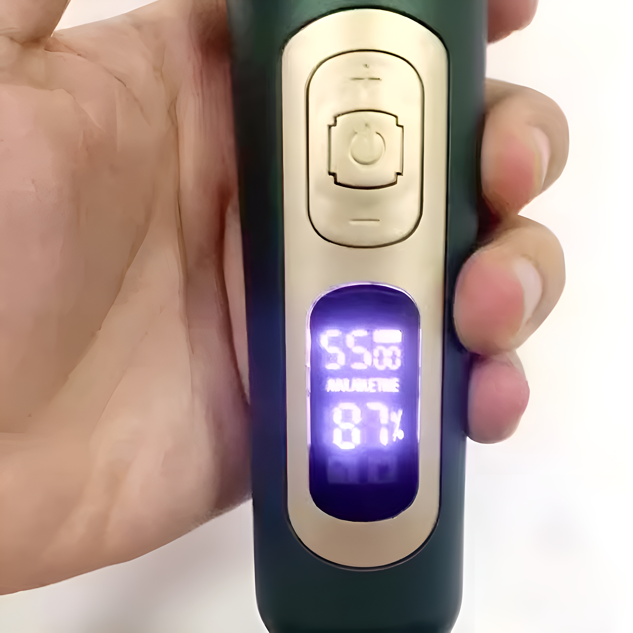 Eine Hand hält einen grün-goldenen Elektrorasierer mit Display.