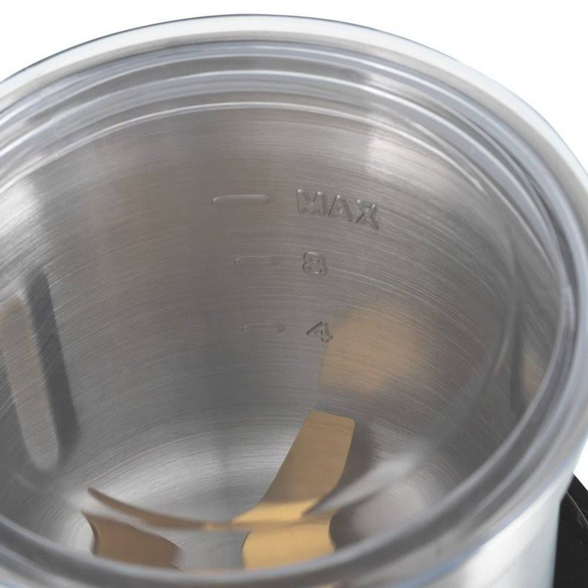 Dentro de un electrodoméstico de cocina de acero inoxidable con marcas de medición.
