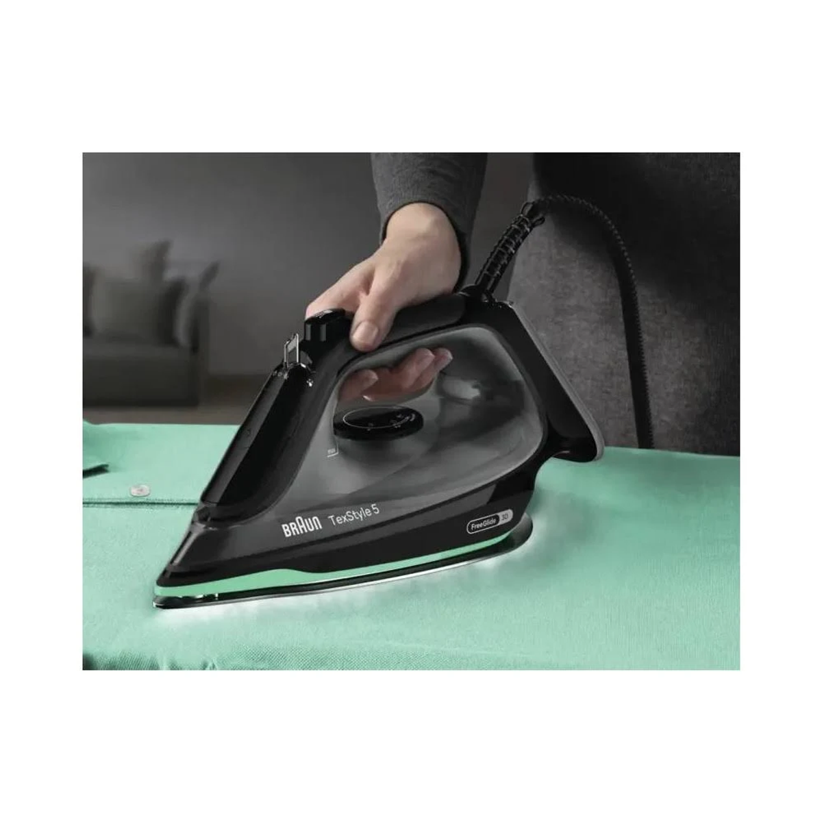 Person bügelt grünes Hemd mit einem schwarzen Braun TexStyle 5 Bügeleisen.