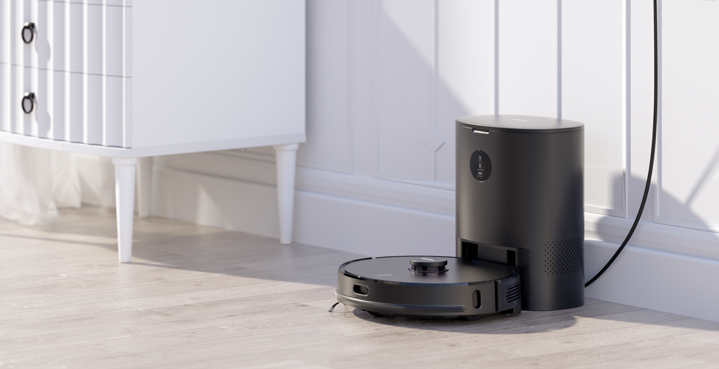 Roboter-Staubsauger, der in einer schwarzen Ladestation lädt, neben einem weißen Schrank.