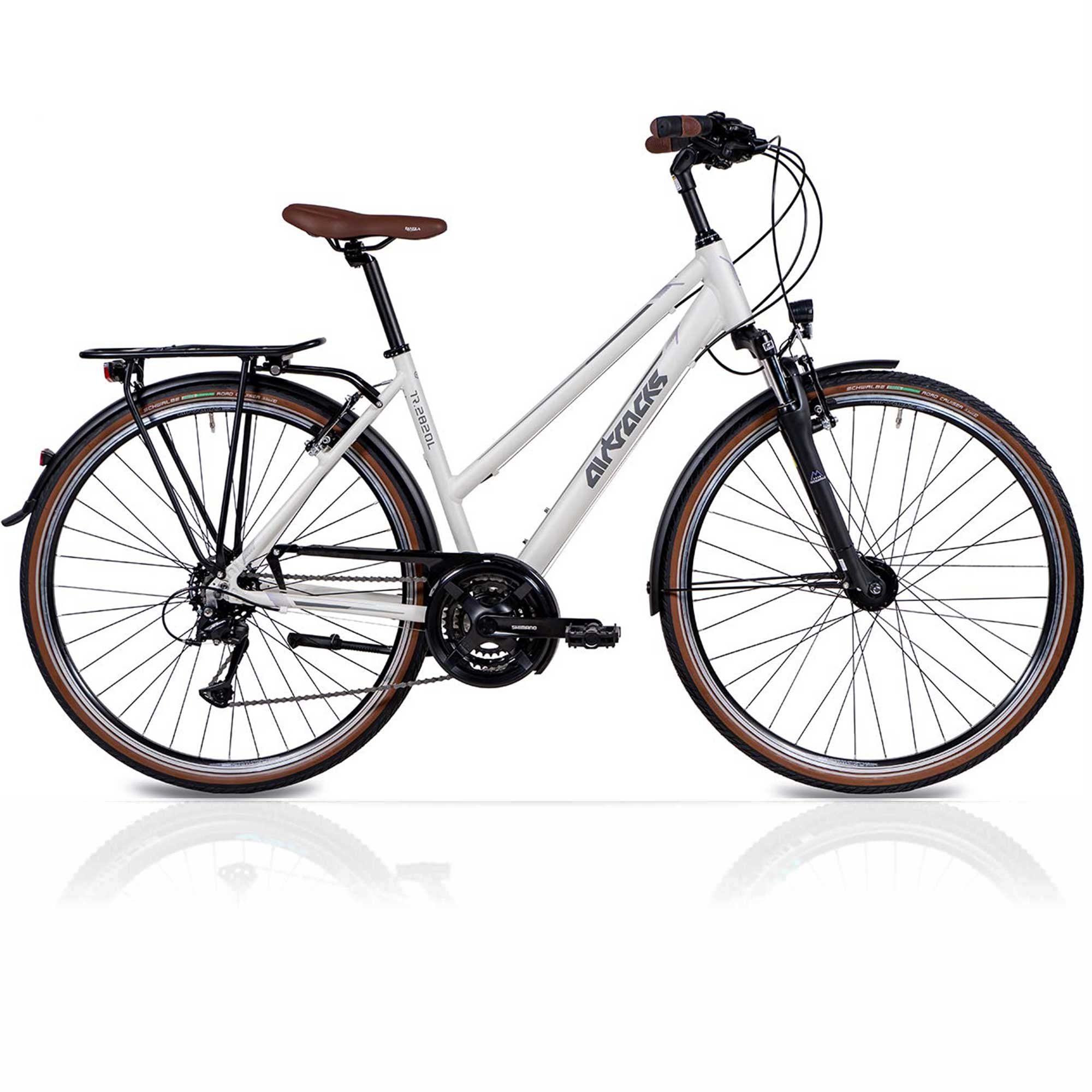 Weißes und braunes Citybike mit Korb auf weißem Hintergrund.