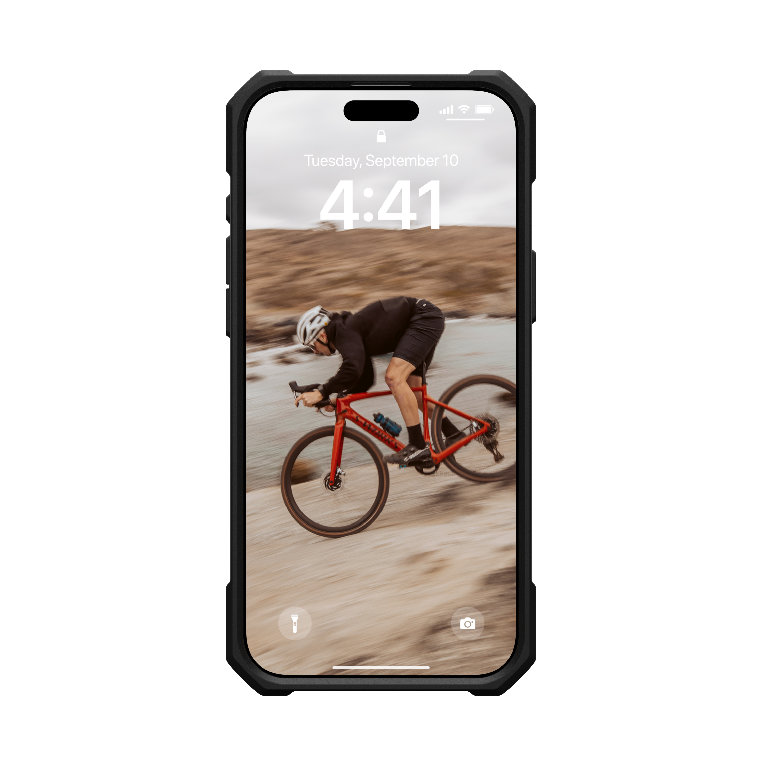 Ein Telefonbildschirm zeigt einen Radfahrer auf einem roten Fahrrad in der Nähe von Wasser. Die Uhrzeit ist 4:41.