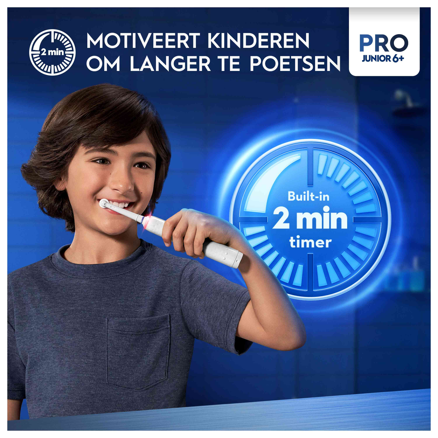 Ein Junge putzt sich mit einer elektrischen Zahnbürste die Zähne. Ein Timer-Symbol zeigt 2 Minuten an.