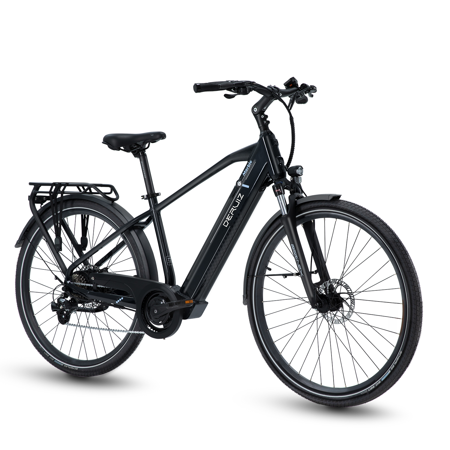 Schwarzes Elektrofahrrad auf weißem Hintergrund. Merkmale sind Gepäckträger, Schutzbleche und ein schlankes Design.
