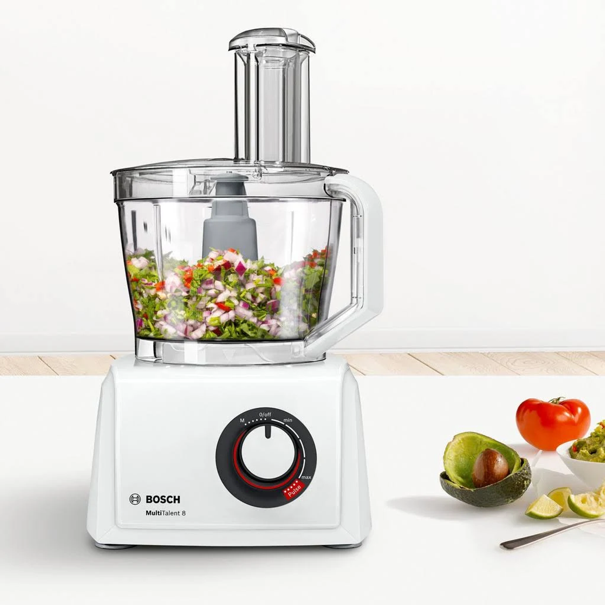 Un procesador de alimentos Bosch blanco con ingredientes en un tazón.