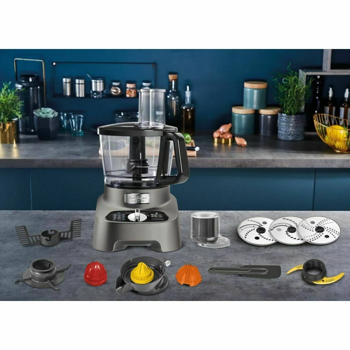 Máquina de cocina roja. Tiene un cuenco de metal con tapa transparente. Controles negros en la parte superior.