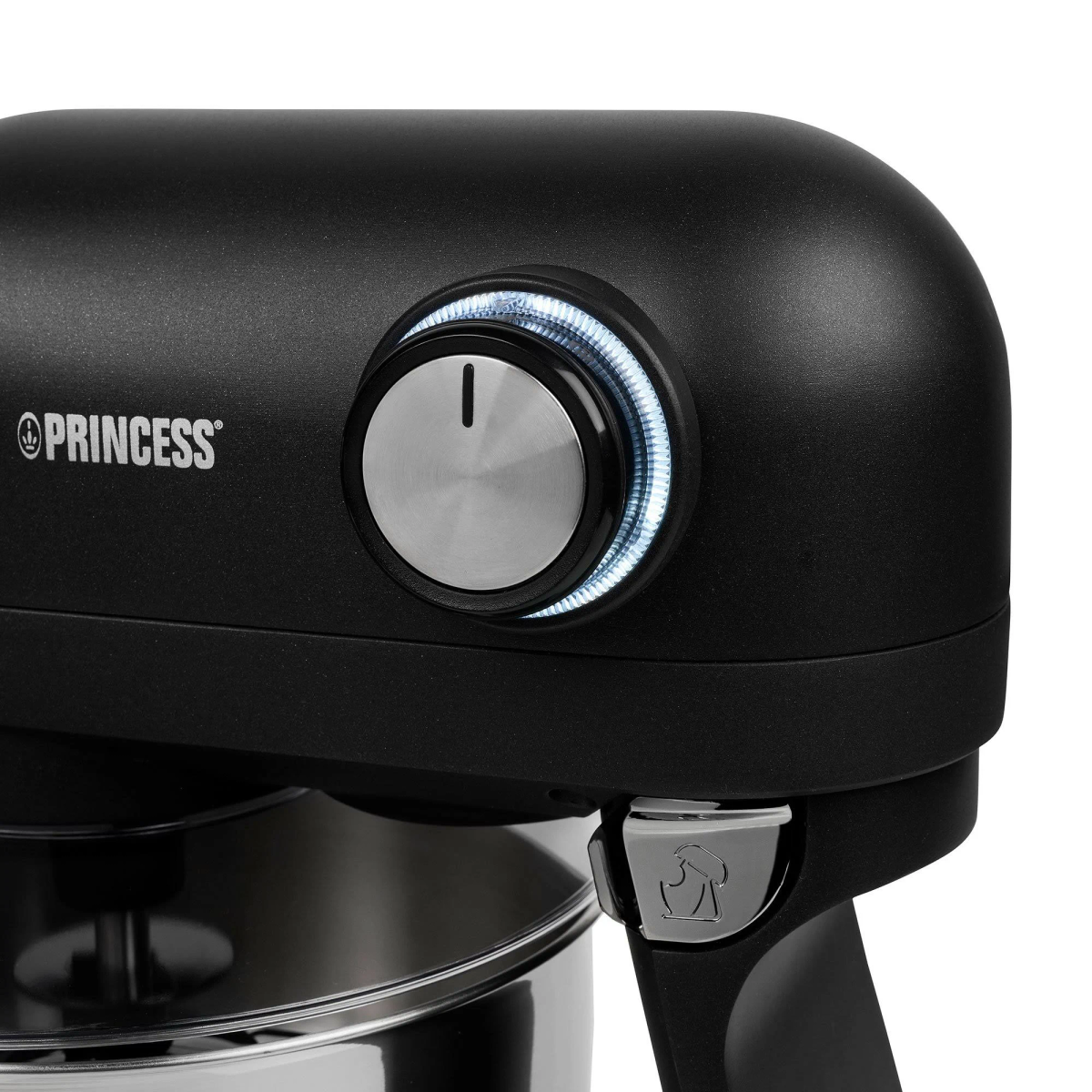 Primer plano de una batidora Princess negra. Dial plateado con luz y logo Princess.