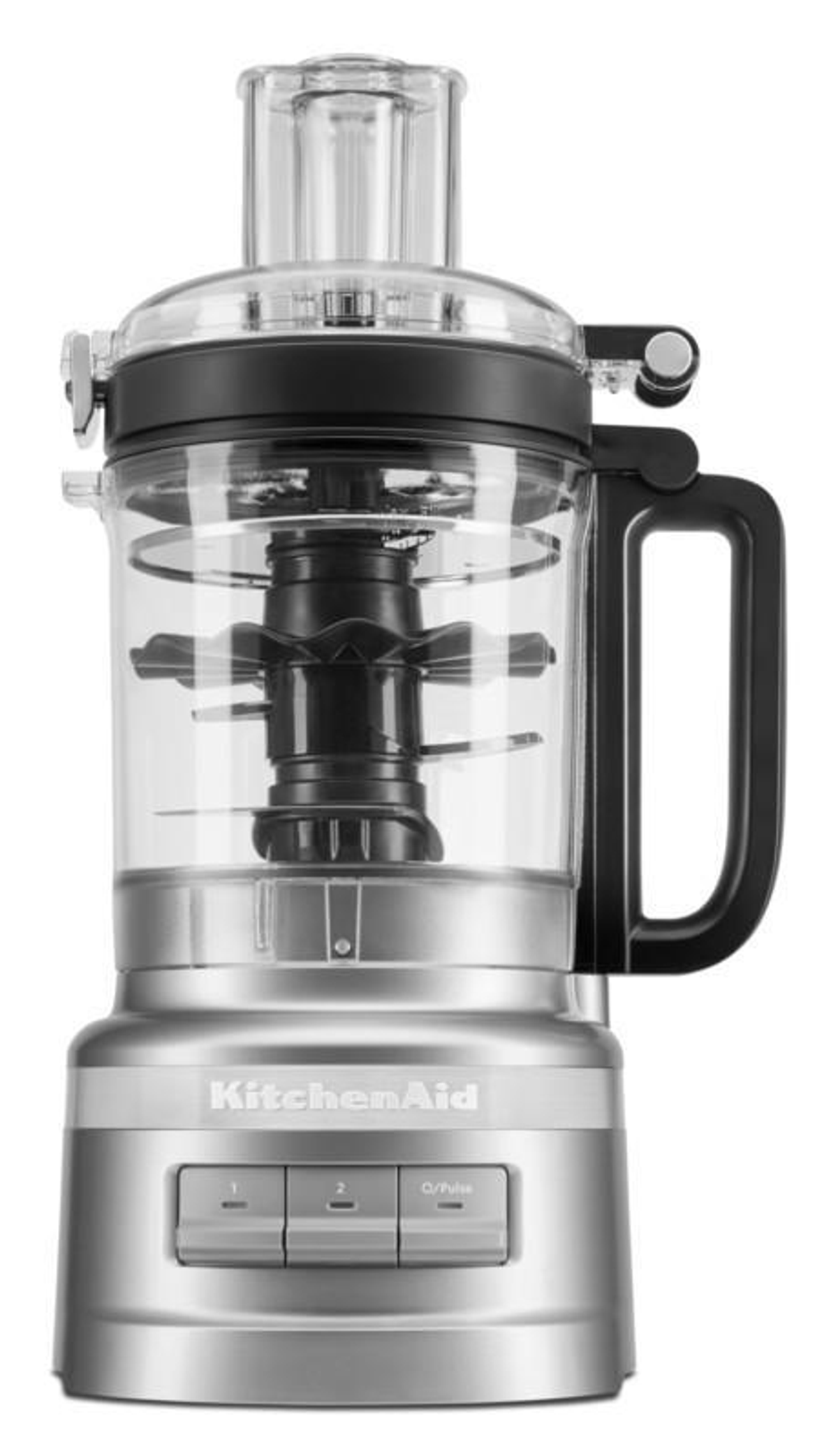 Gümüş renkli KitchenAid mutfak robotu, saplı, şeffaf kase, siyah kapak ve üç düğmeli.