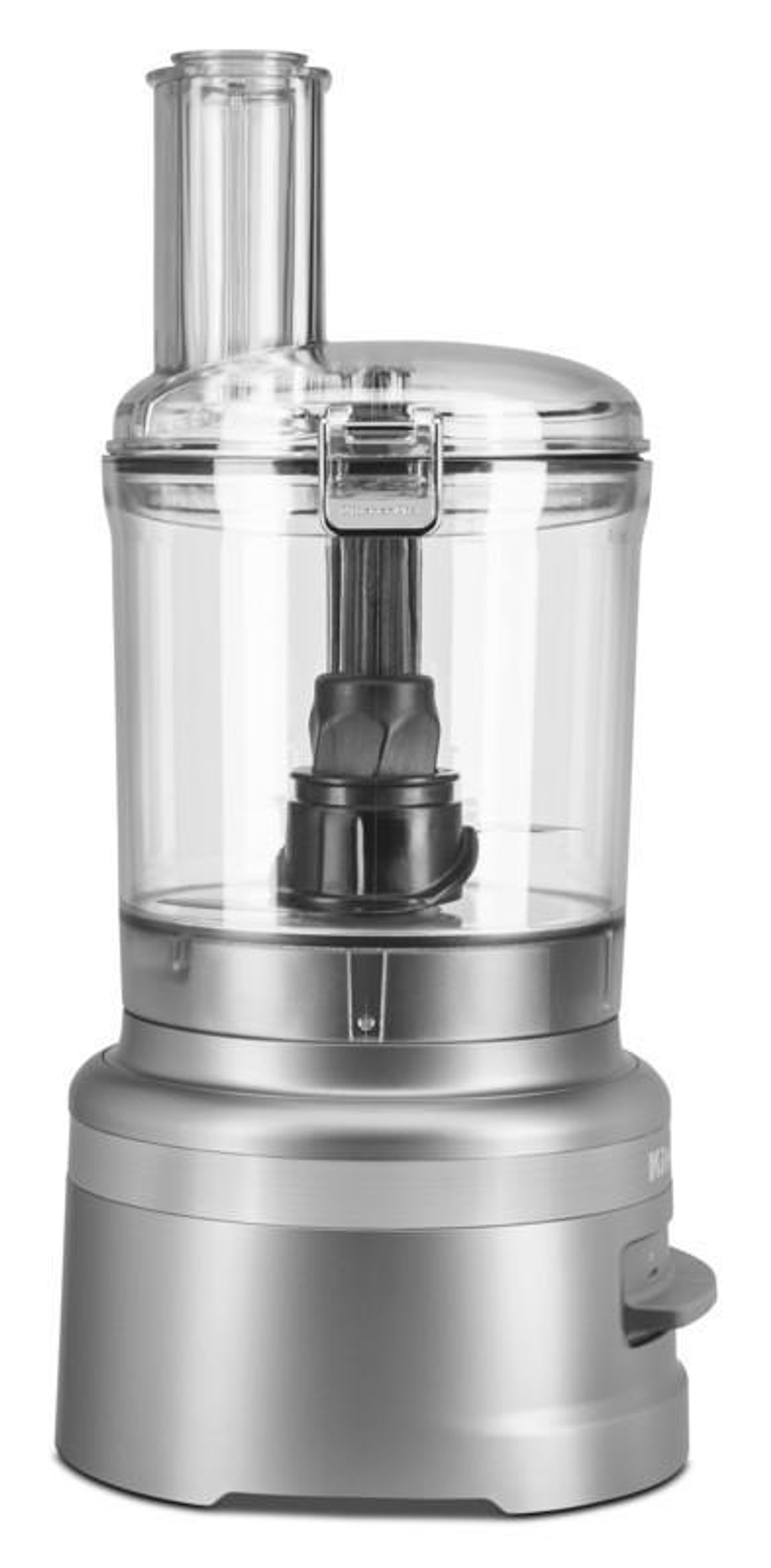 Şeffaf bir kap ve siyah bir bıçak ile gümüş bir KitchenAid mutfak robotu.